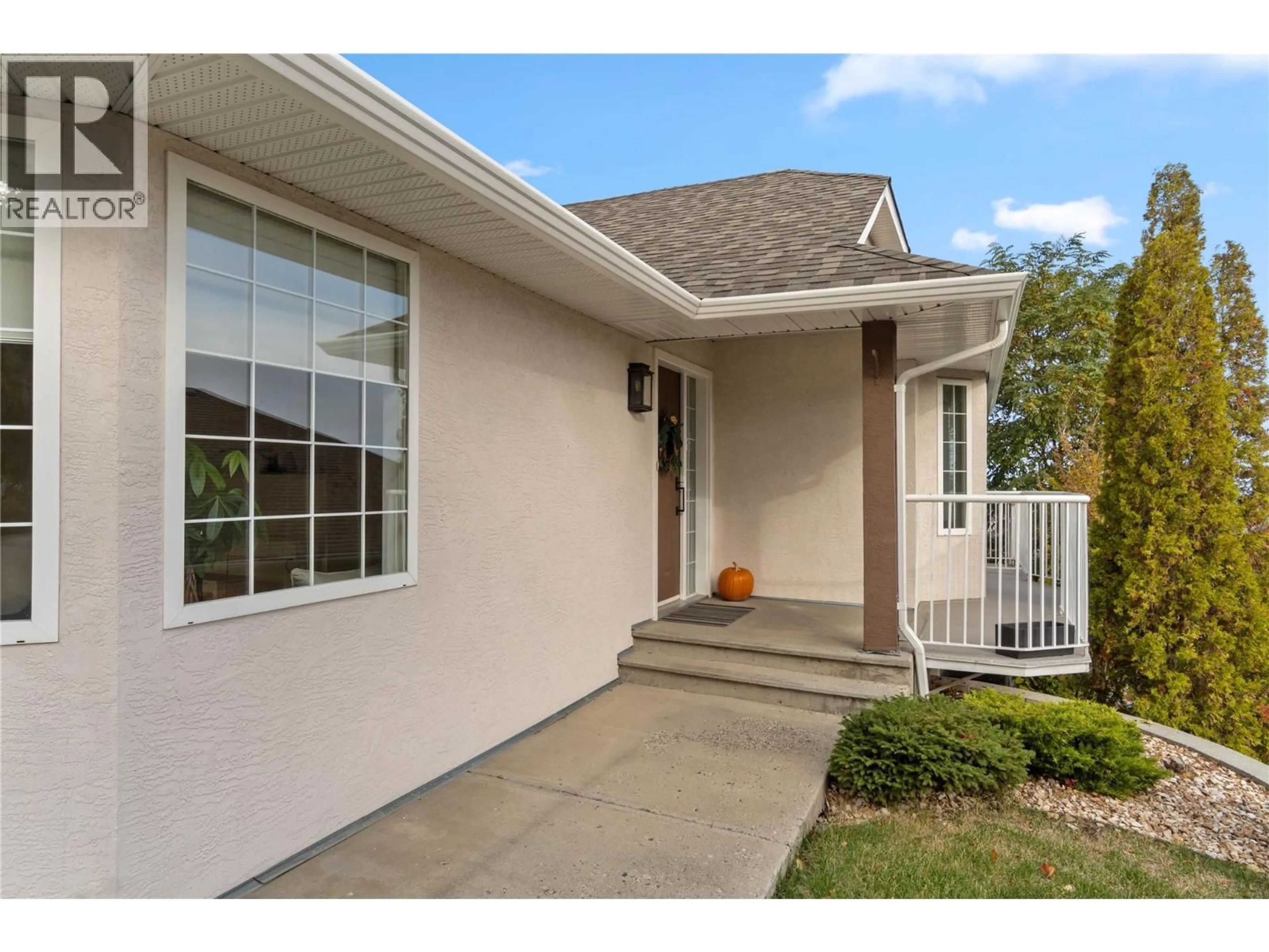 Home with vinyl exterior material, street for 870 REGENT CRESCENT, Kamloops British Columbia V1S1X1