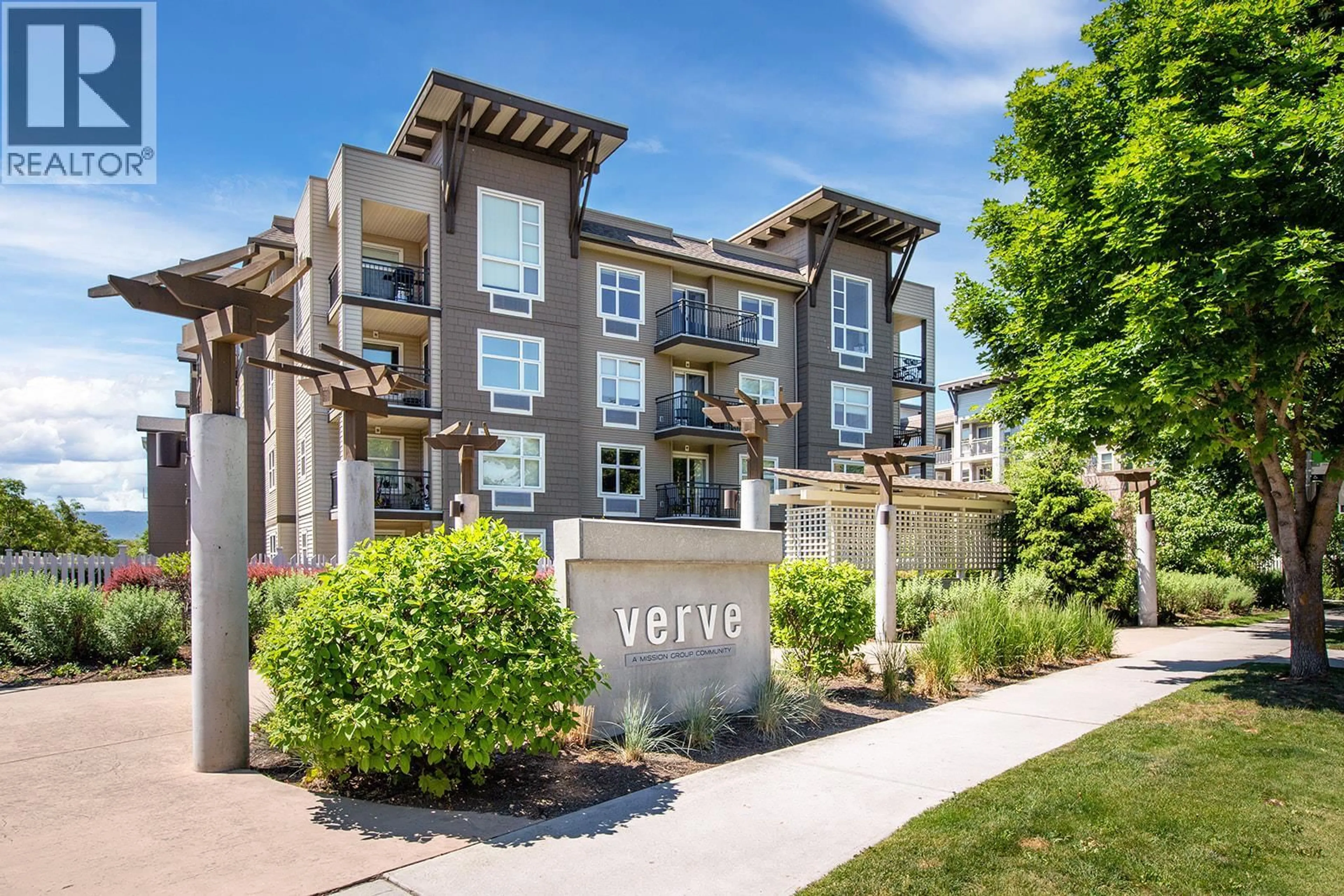 Home with vinyl exterior material, street for 100 - 533 YATES ROAD, Kelowna British Columbia V1V2T7