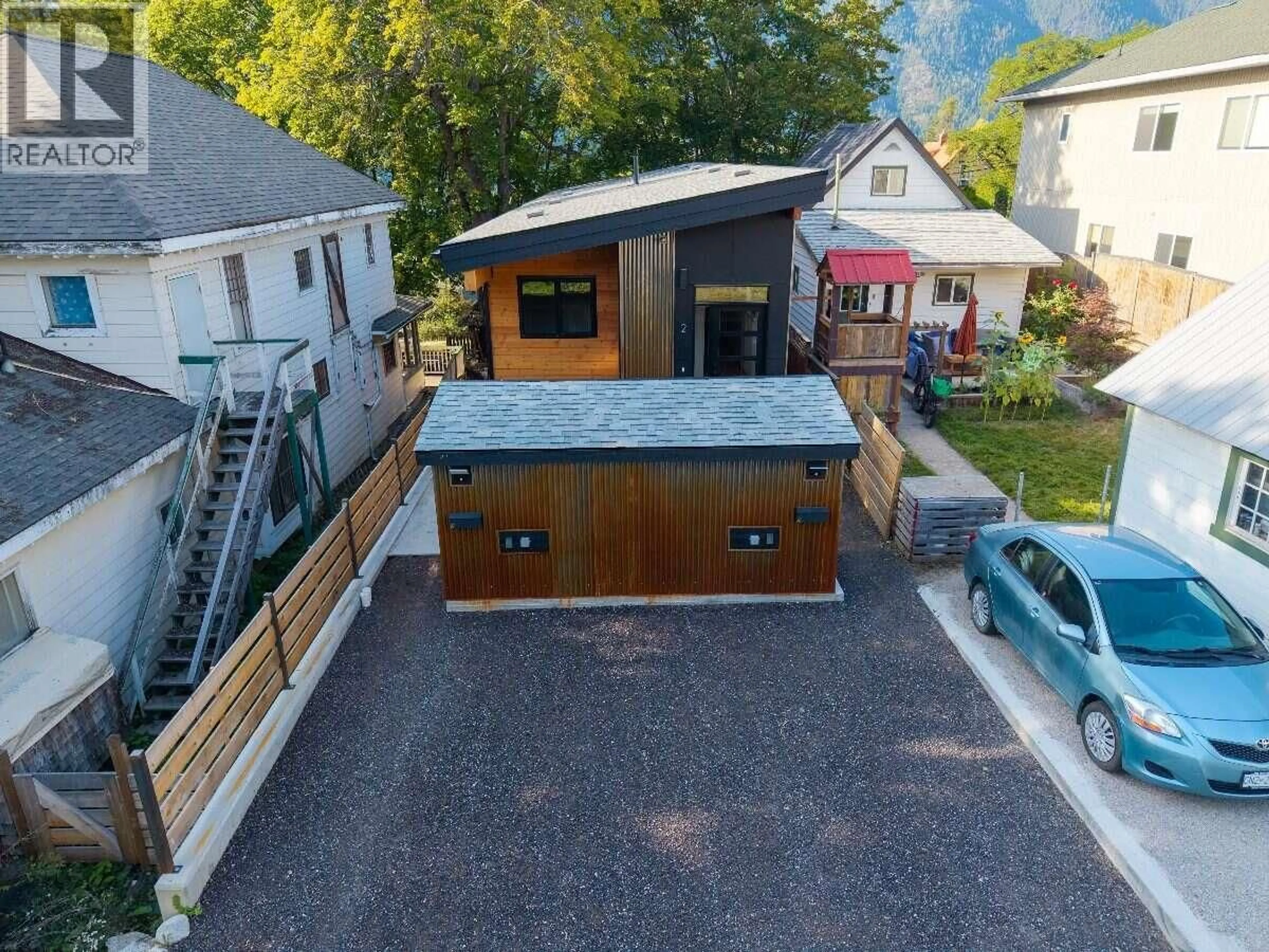 A pic from outside/outdoor area/front of a property/back of a property/a pic from drone, mountain view for 2 - 916 CARBONATE STREET, Nelson British Columbia V1L4R4