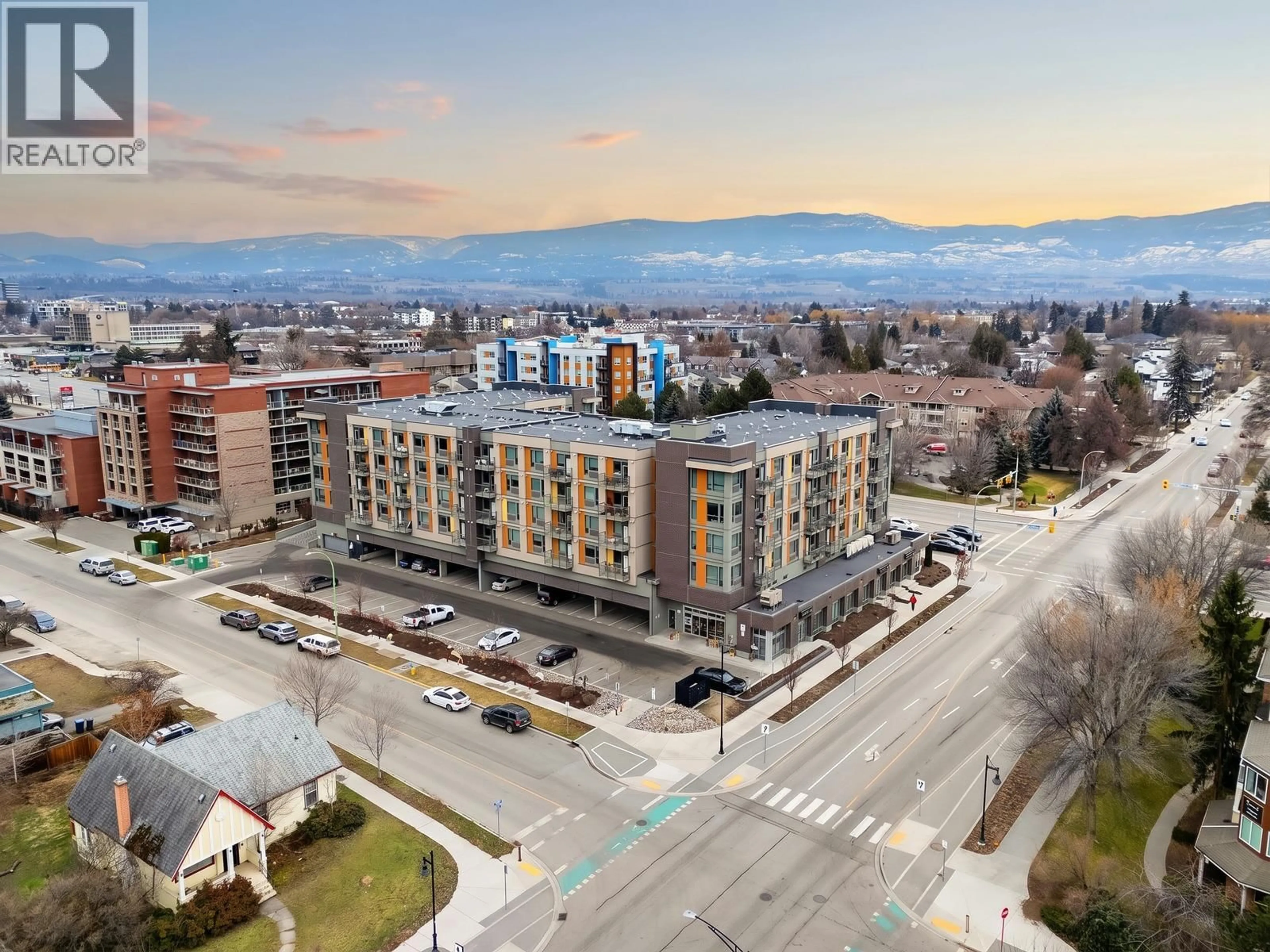 A pic from outside/outdoor area/front of a property/back of a property/a pic from drone, unknown for 327 - 925 LEON AVENUE, Kelowna British Columbia V1Y0E5