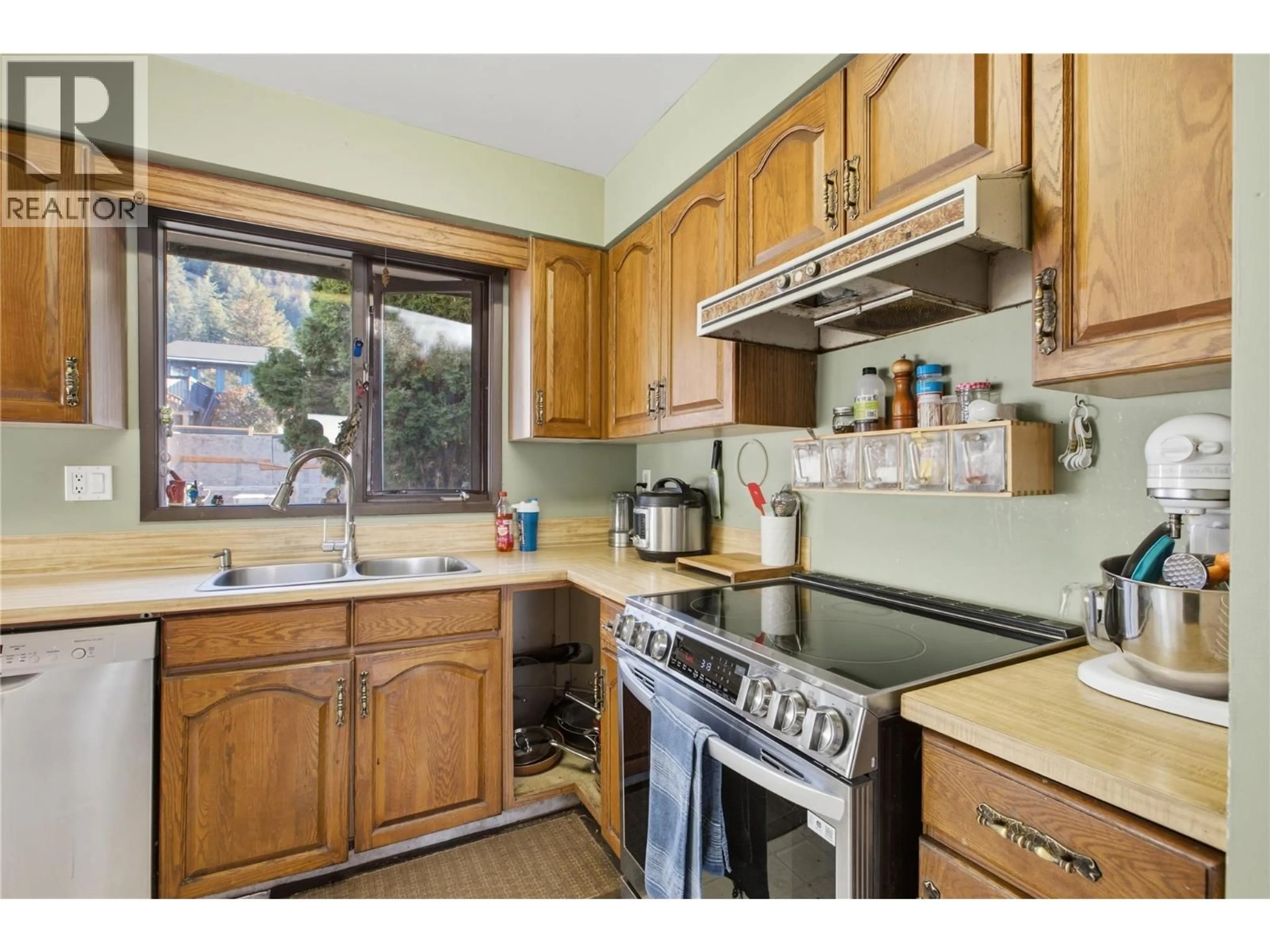 Standard kitchen, unknown for 2309 NECHAKO DRIVE, Kamloops British Columbia V2E1T8