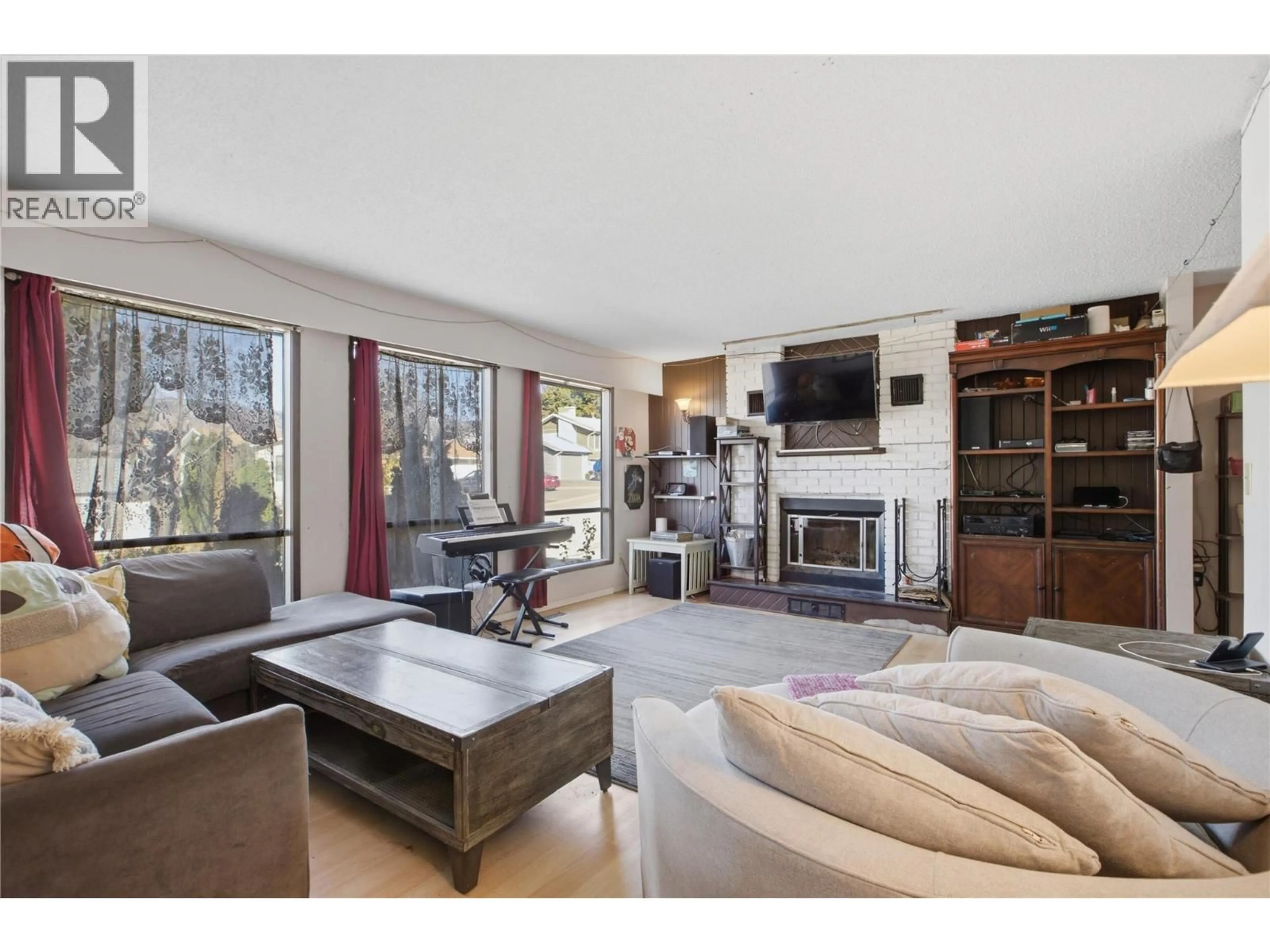 Living room with furniture, unknown for 2309 NECHAKO DRIVE, Kamloops British Columbia V2E1T8