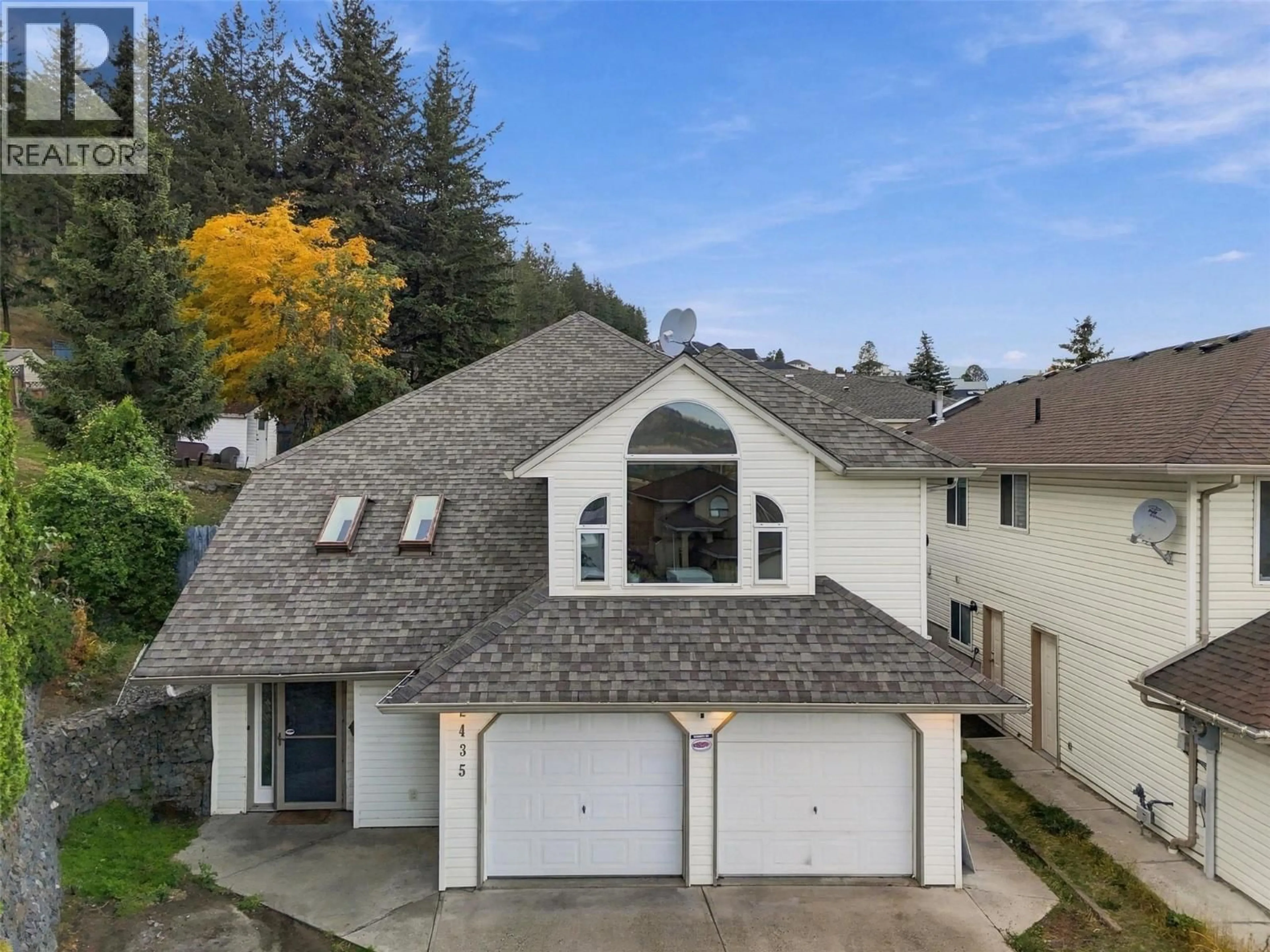 A pic from outside/outdoor area/front of a property/back of a property/a pic from drone, street for 2435 DRUMMOND COURT, Kamloops British Columbia V2E1Y1