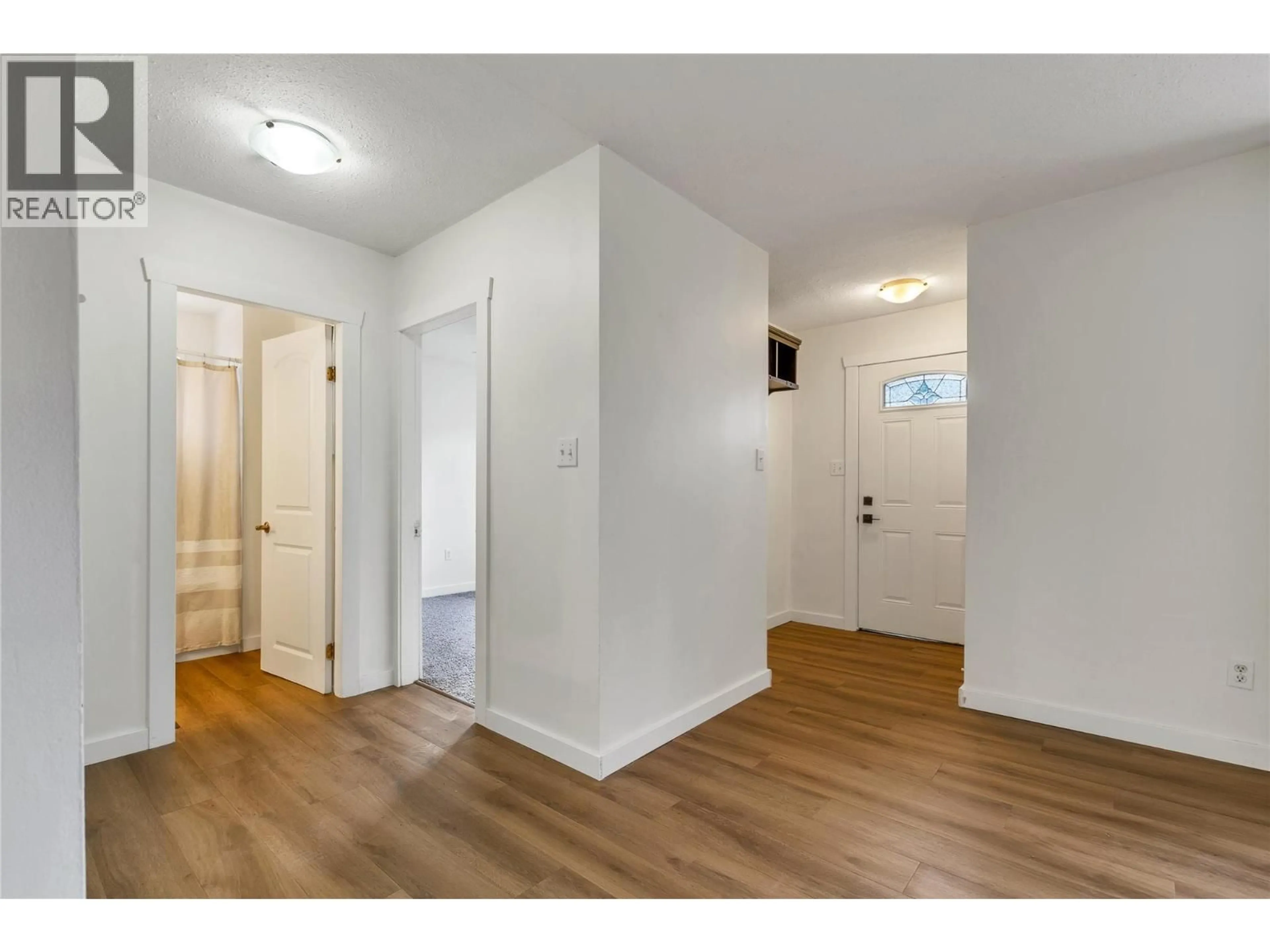 Indoor entryway for 3815 OKANAGAN AVENUE, Vernon British Columbia V1T1K7