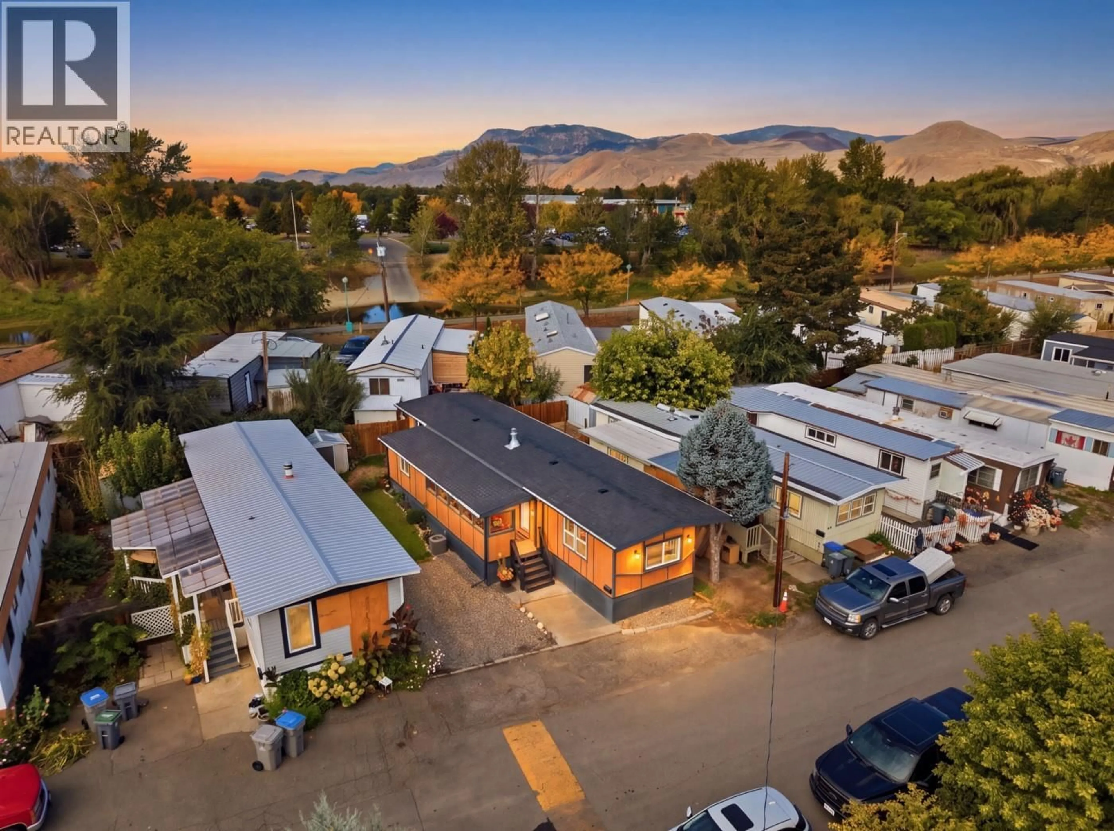 A pic from outside/outdoor area/front of a property/back of a property/a pic from drone, mountain view for 44E - 44 EDWARD STREET, Kamloops British Columbia V2B4G1