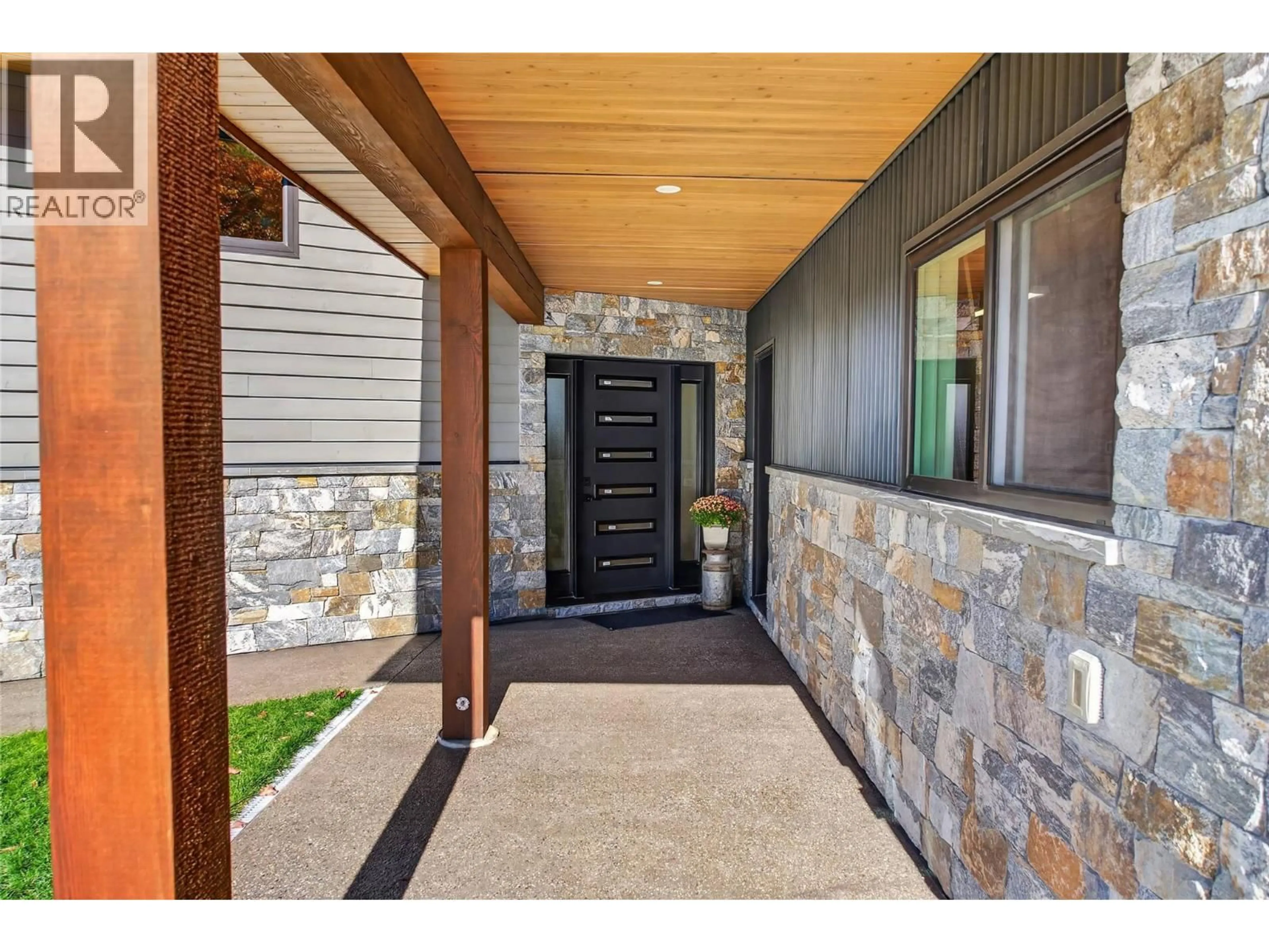 Indoor entryway for 75 RIDGEMONT DRIVE, Fernie British Columbia V0B1M2