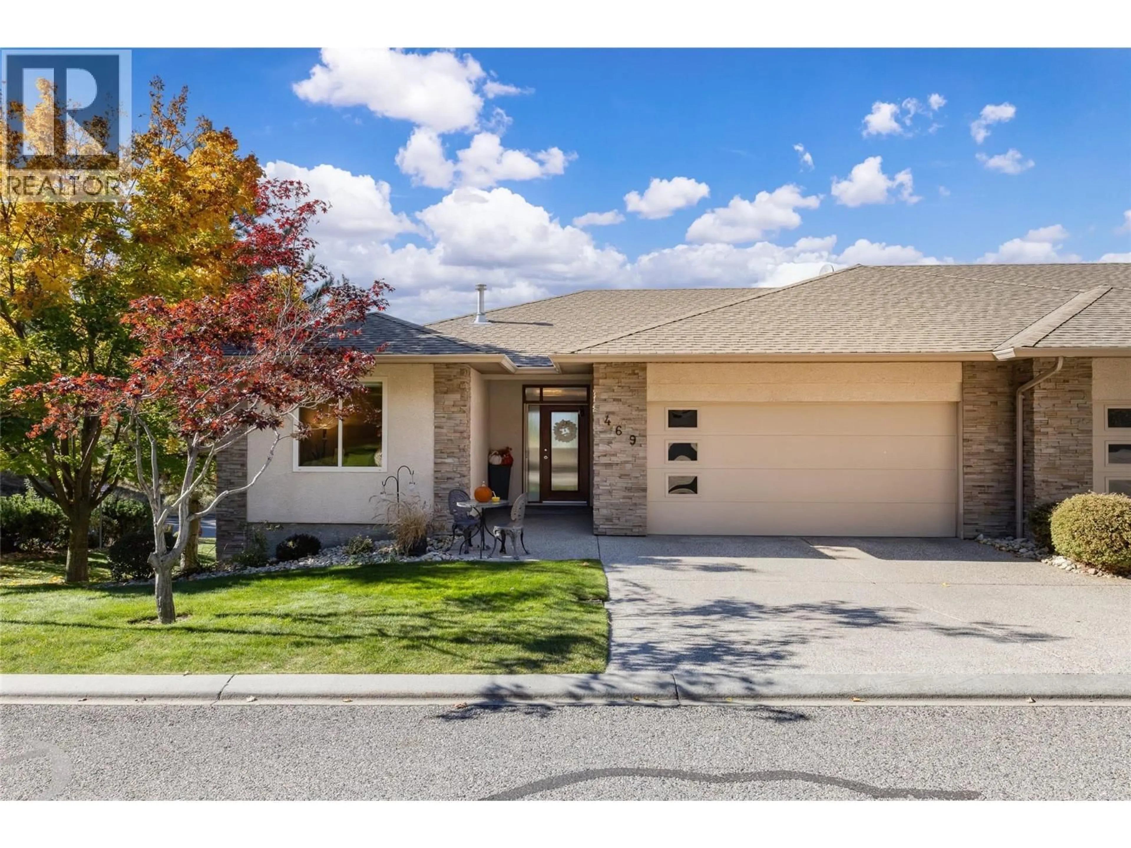 Home with vinyl exterior material, street for 469 - 663 DENALI COURT, Kelowna British Columbia V1V2R3