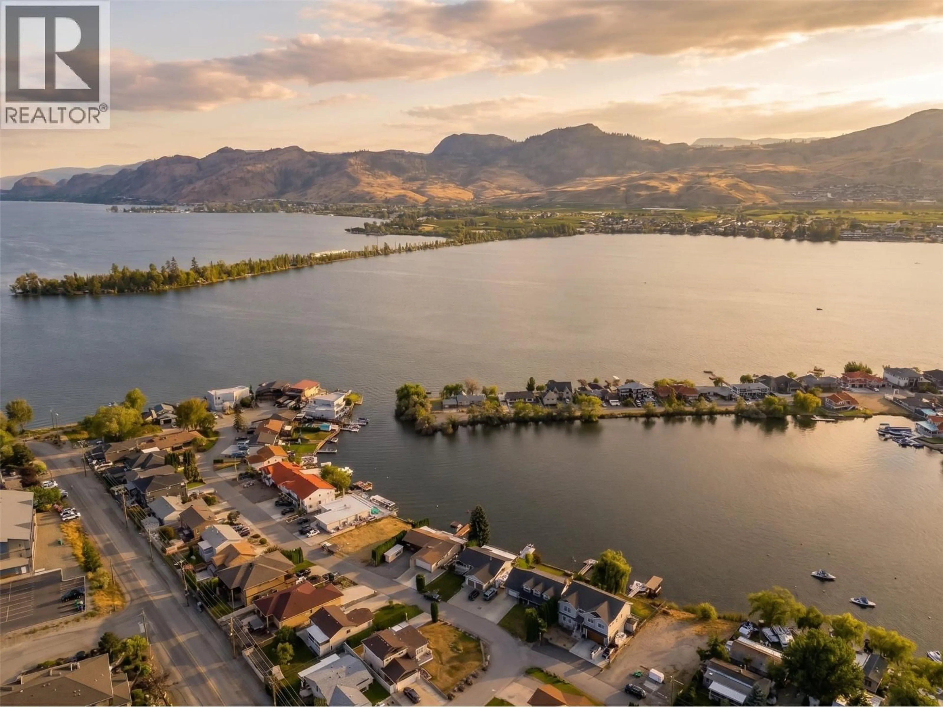 A pic from outside/outdoor area/front of a property/back of a property/a pic from drone, water/lake/river/ocean view for 40 BAYVIEW CRESCENT, Osoyoos British Columbia V0H1V6