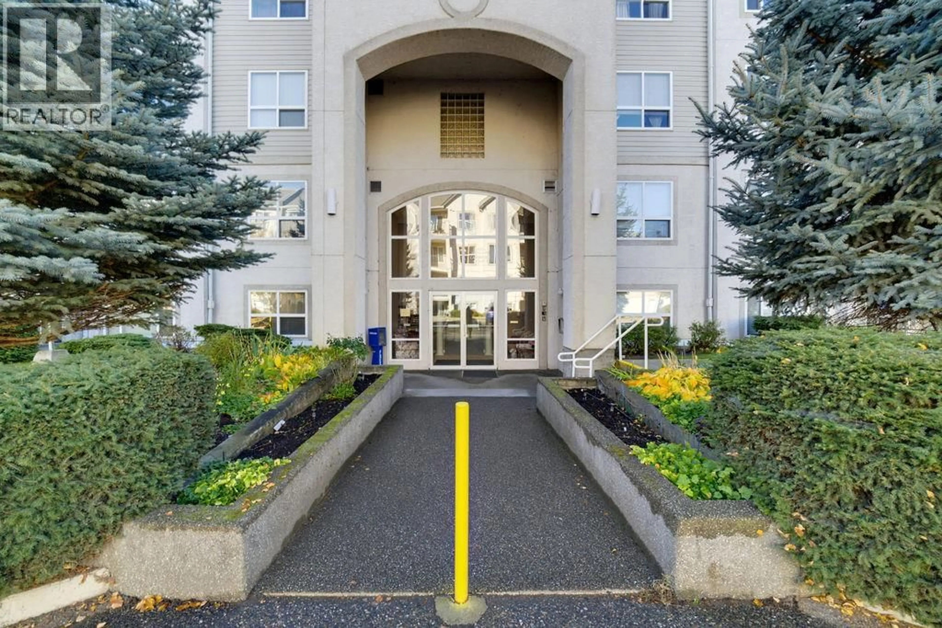 Indoor foyer for 104 - 650 3 STREET SOUTHWEST, Salmon Arm British Columbia V1E1P6