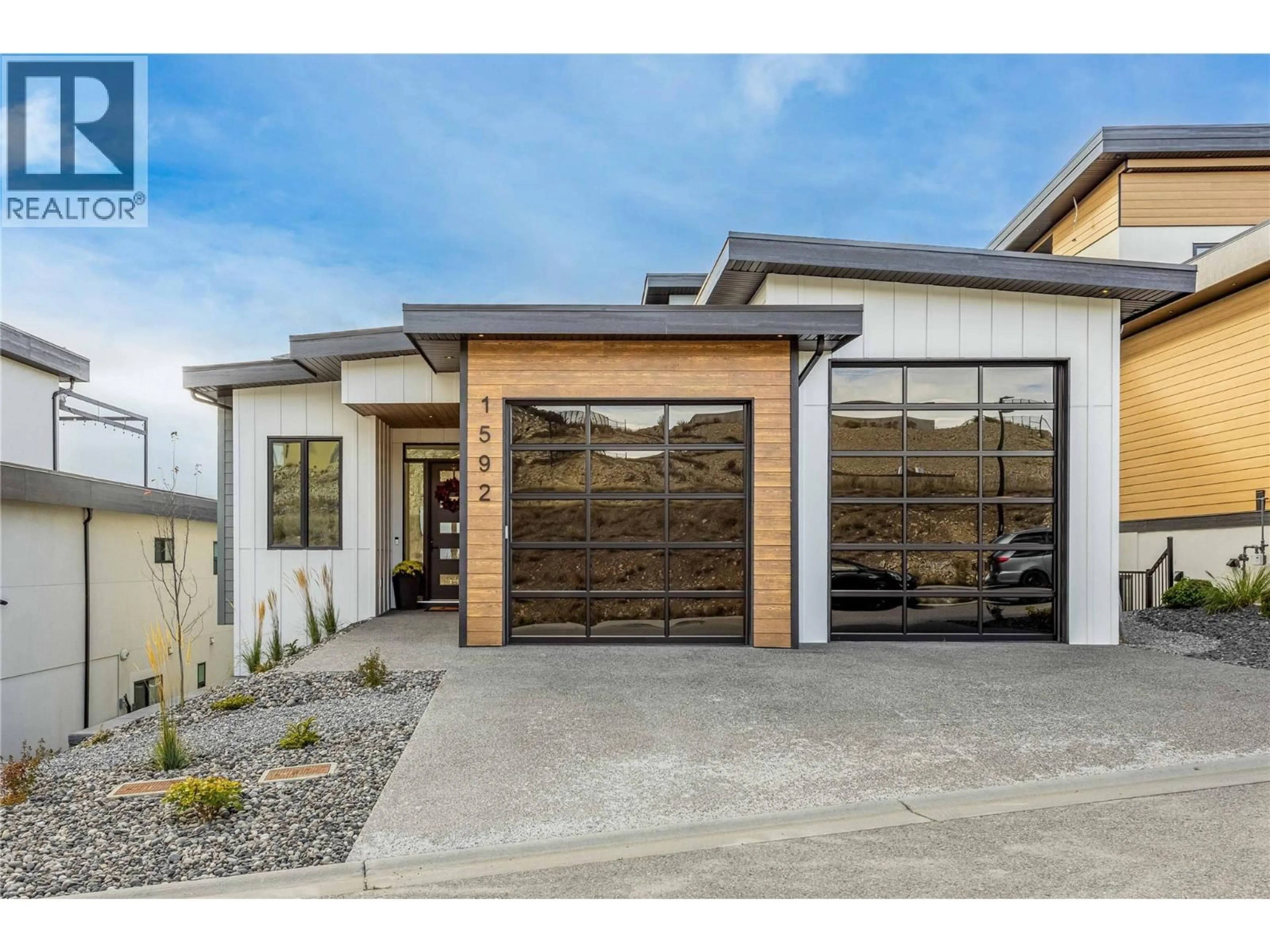 Indoor garage for 1592 CARNEGIE STREET, Kelowna British Columbia V1P1V2