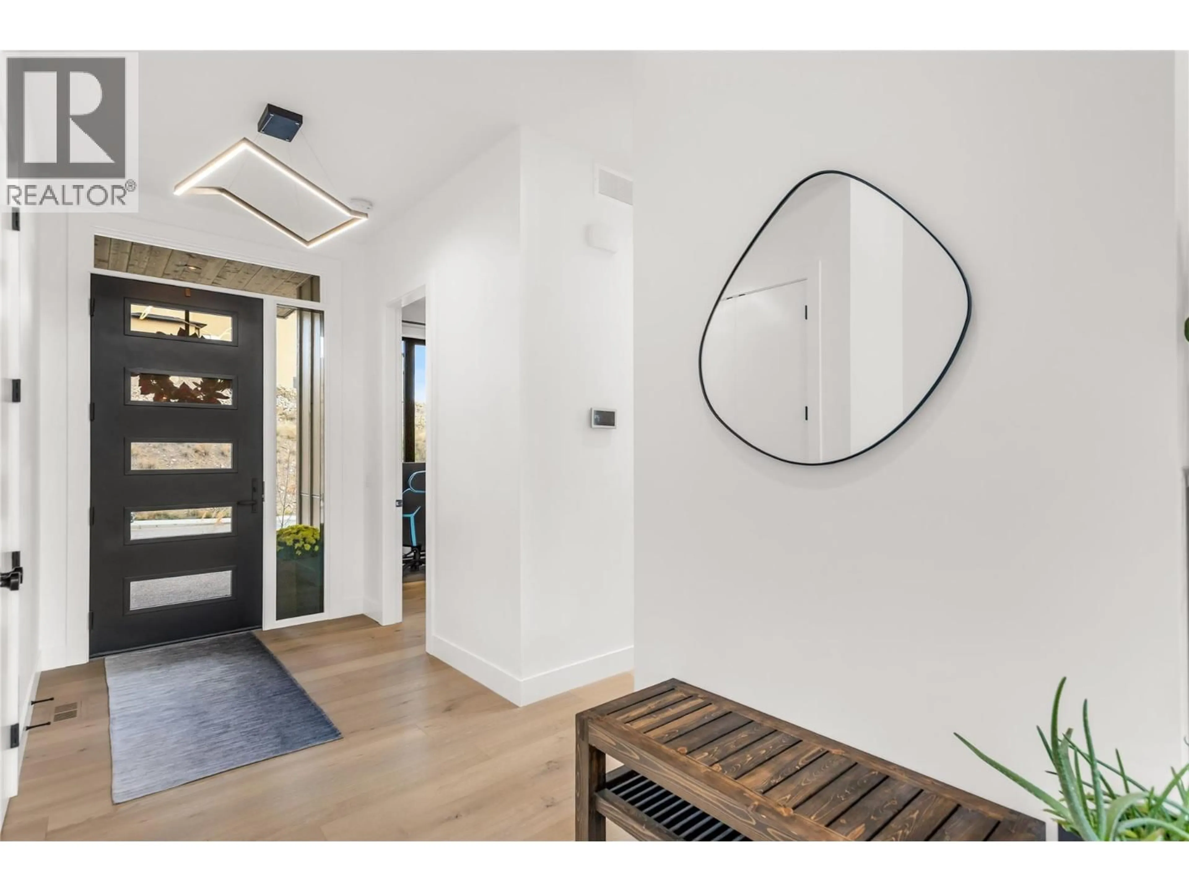 Indoor entryway for 1592 CARNEGIE STREET, Kelowna British Columbia V1P1V2