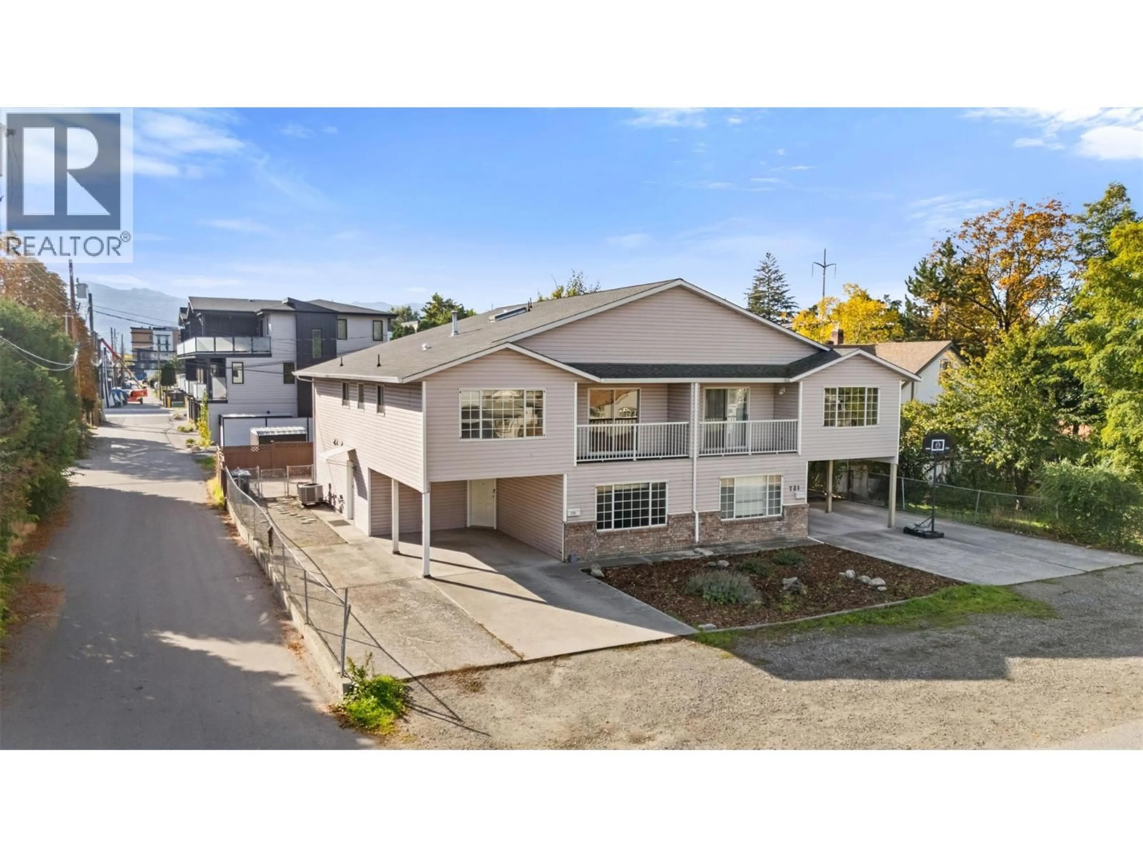 A pic from outside/outdoor area/front of a property/back of a property/a pic from drone, street for 725 FRANCIS AVENUE, Kelowna British Columbia V1Y5G6