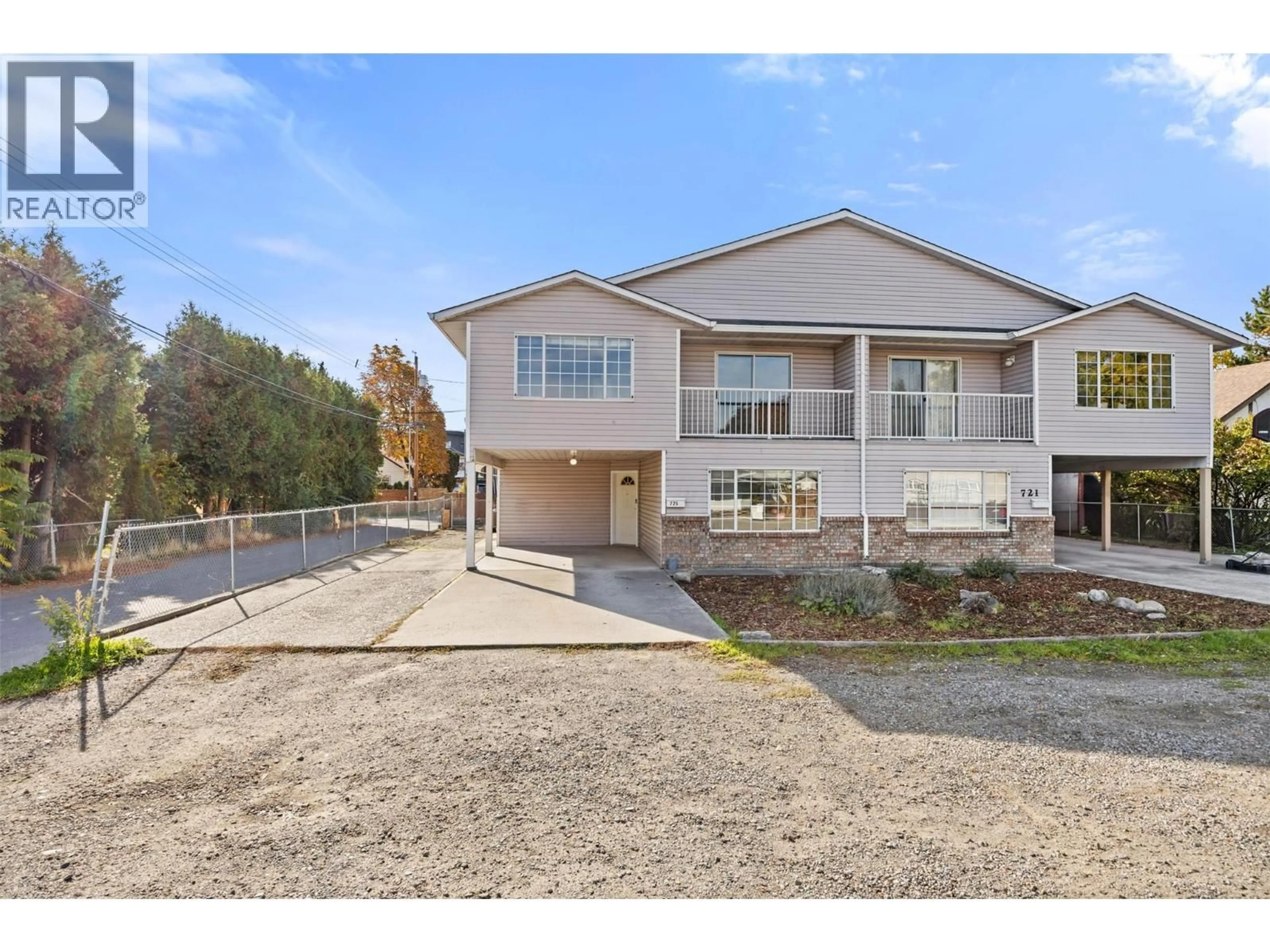 A pic from outside/outdoor area/front of a property/back of a property/a pic from drone, street for 725 FRANCIS AVENUE, Kelowna British Columbia V1Y5G6