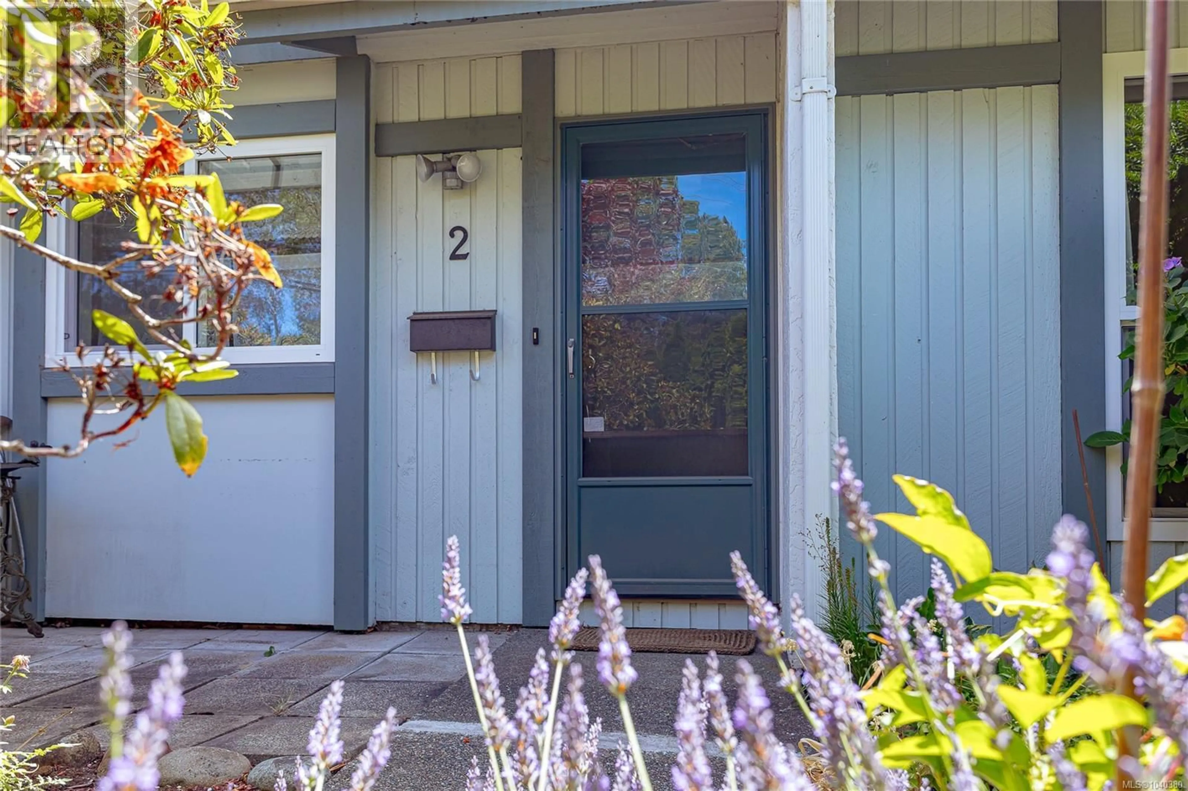 Indoor entryway for 2 - 4140 INTERURBAN ROAD, Saanich British Columbia V8Z6W7