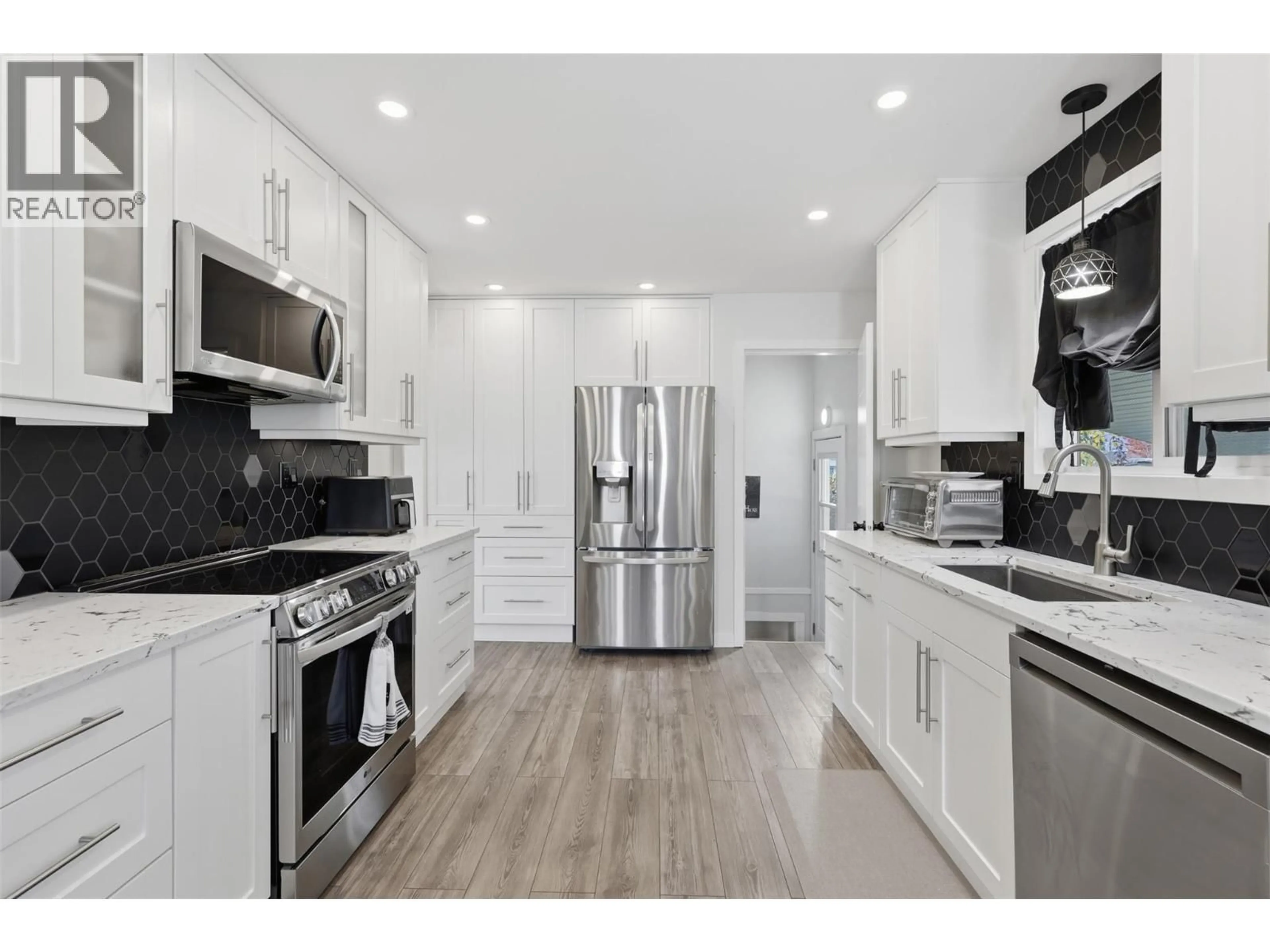 Open concept kitchen, unknown for 1239 10TH STREET, Kamloops British Columbia V2B3A9
