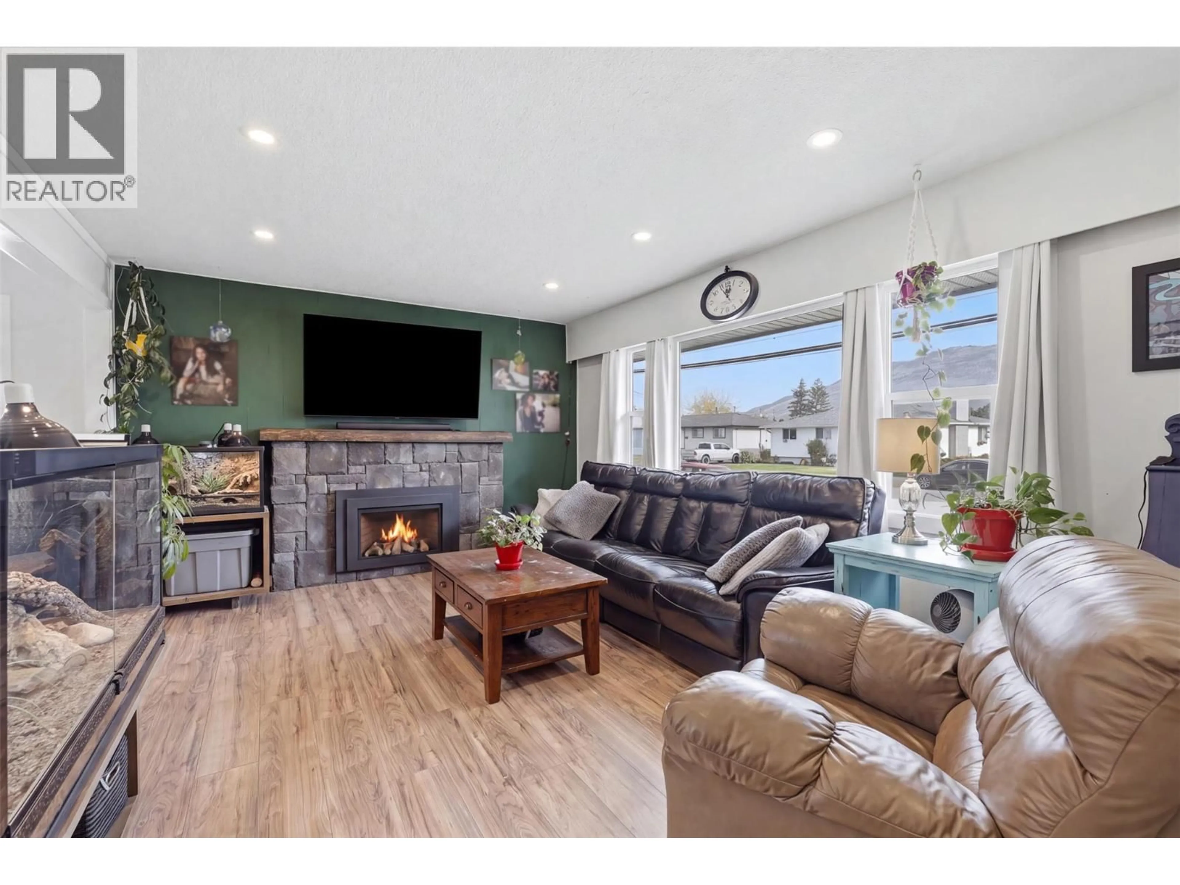 Living room with furniture, wood/laminate floor for 1239 10TH STREET, Kamloops British Columbia V2B3A9