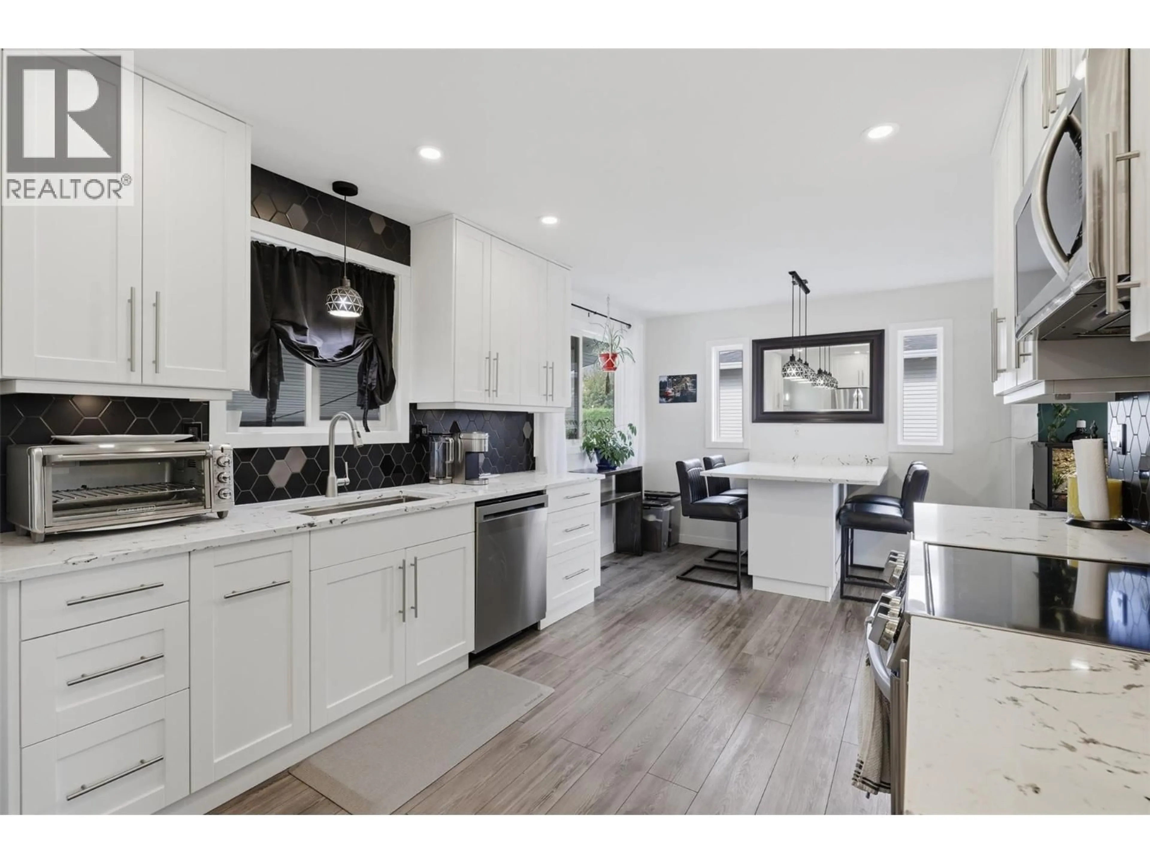 Open concept kitchen, unknown for 1239 10TH STREET, Kamloops British Columbia V2B3A9