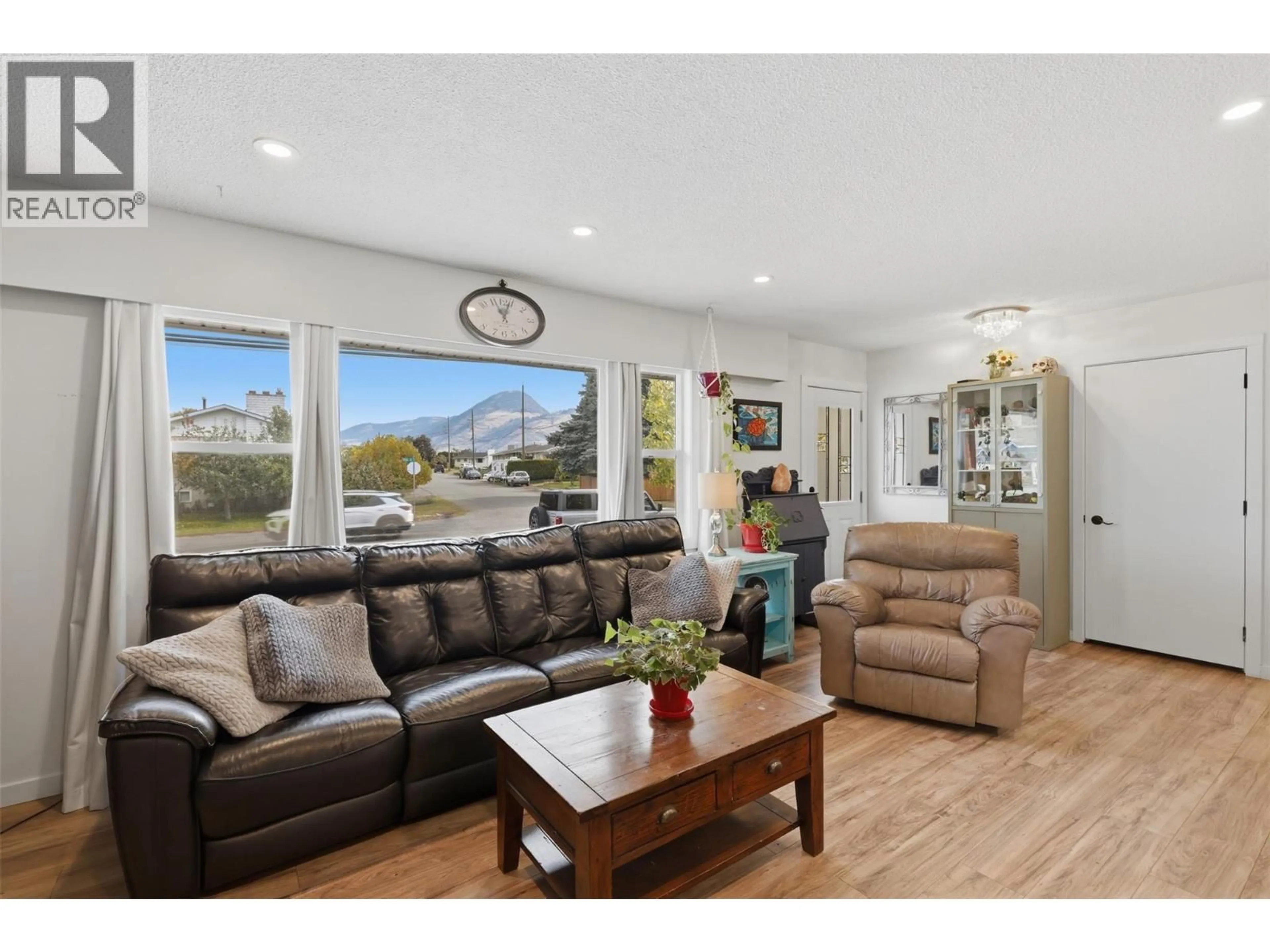 Living room with furniture, wood/laminate floor for 1239 10TH STREET, Kamloops British Columbia V2B3A9