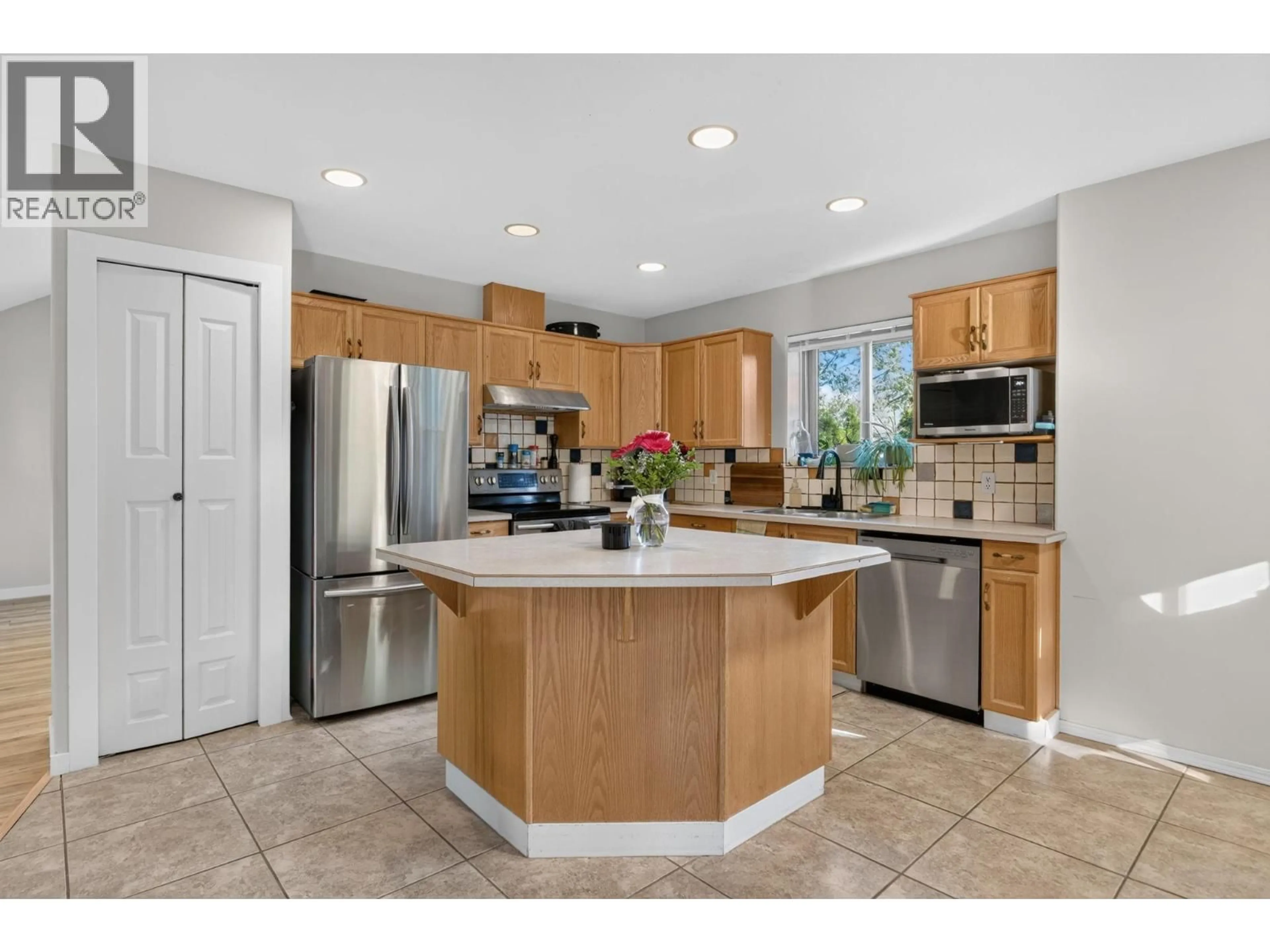 Open concept kitchen, ceramic/tile floor for 1759 SPRUCEGLEN DRIVE, Kelowna British Columbia V1V1S8