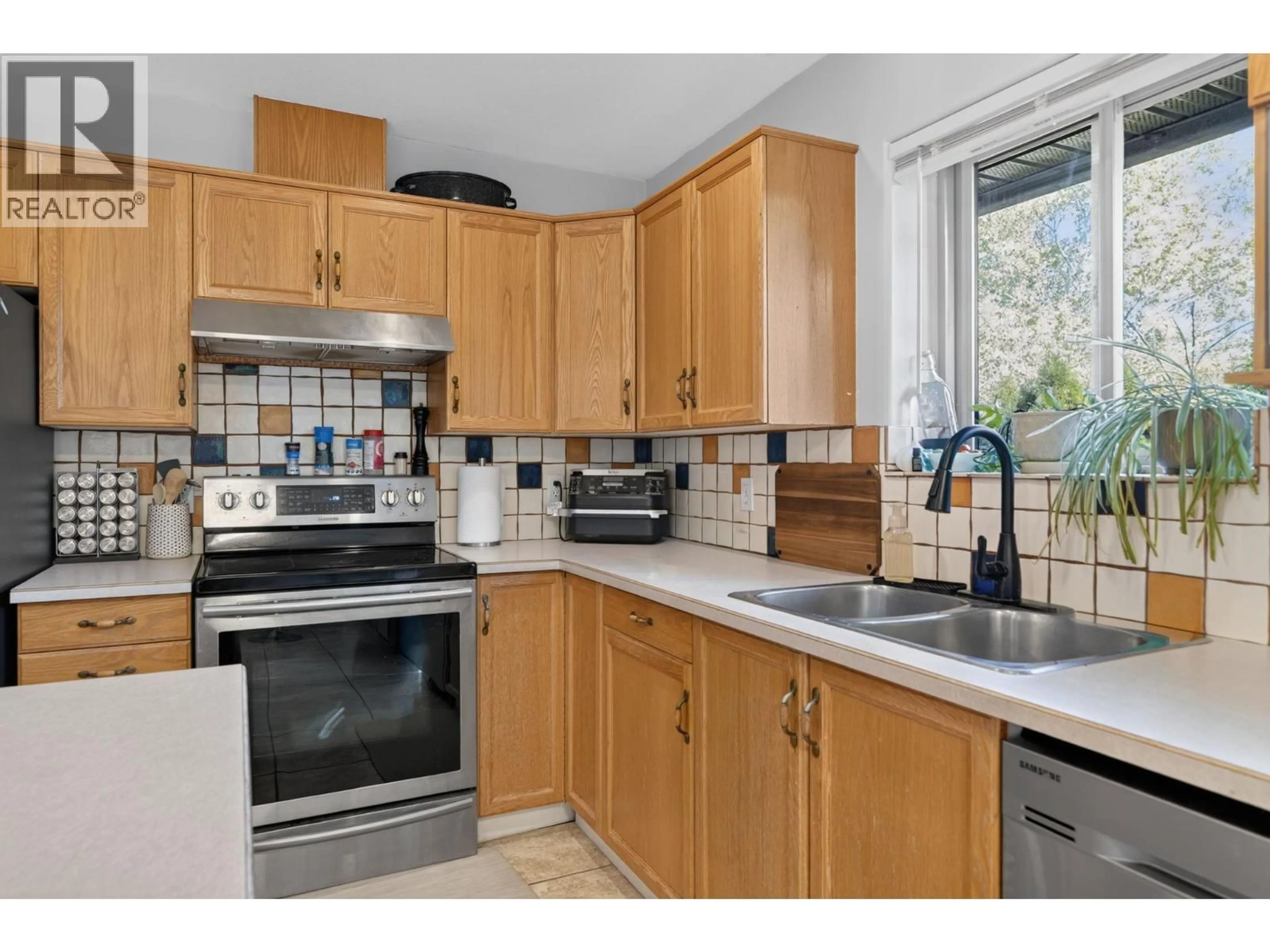 Standard kitchen, ceramic/tile floor for 1759 SPRUCEGLEN DRIVE, Kelowna British Columbia V1V1S8