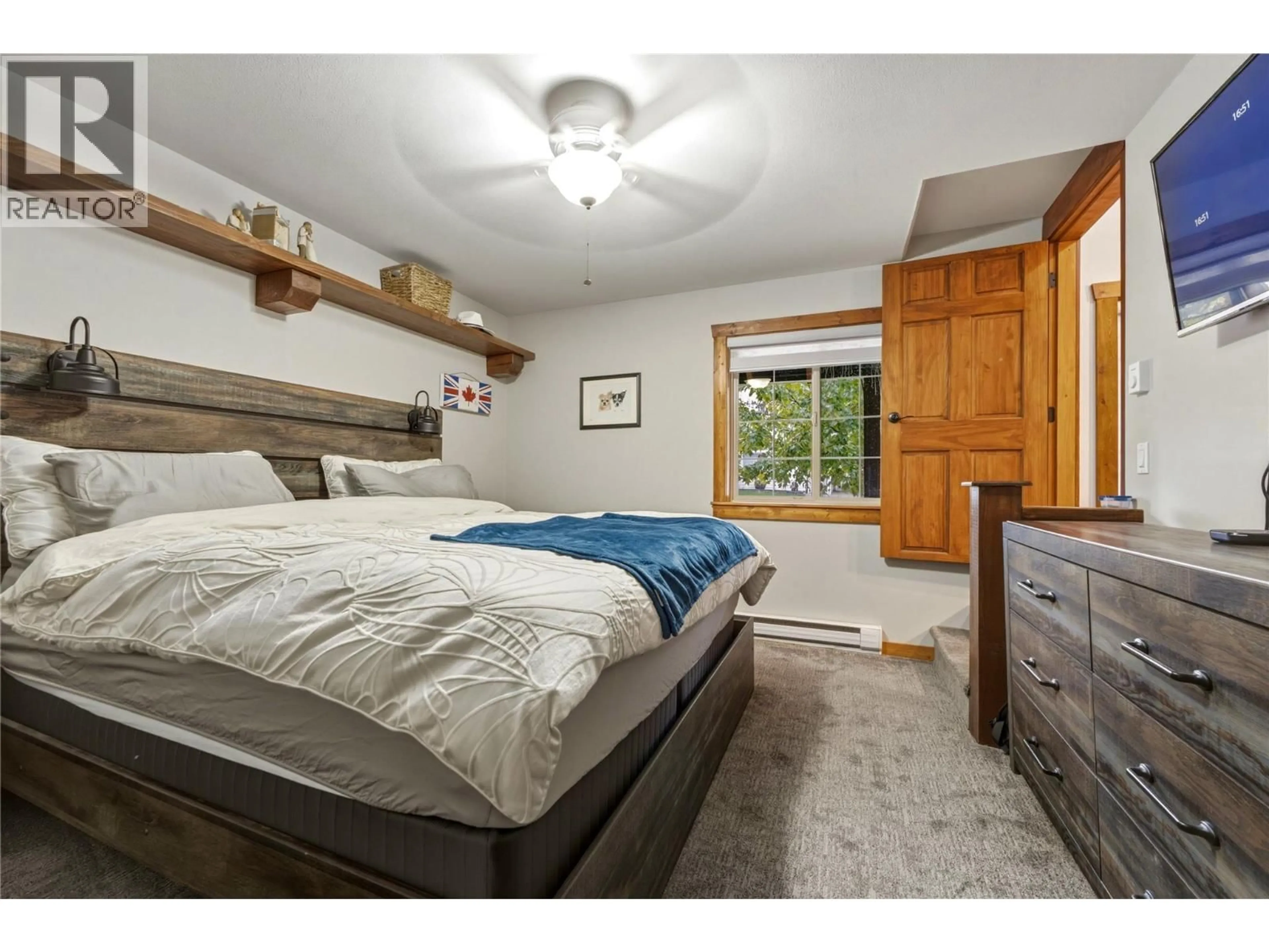 Bedroom with bed, wood/laminate floor for 225 FALCON AVENUE, Vernon British Columbia V1H2A1