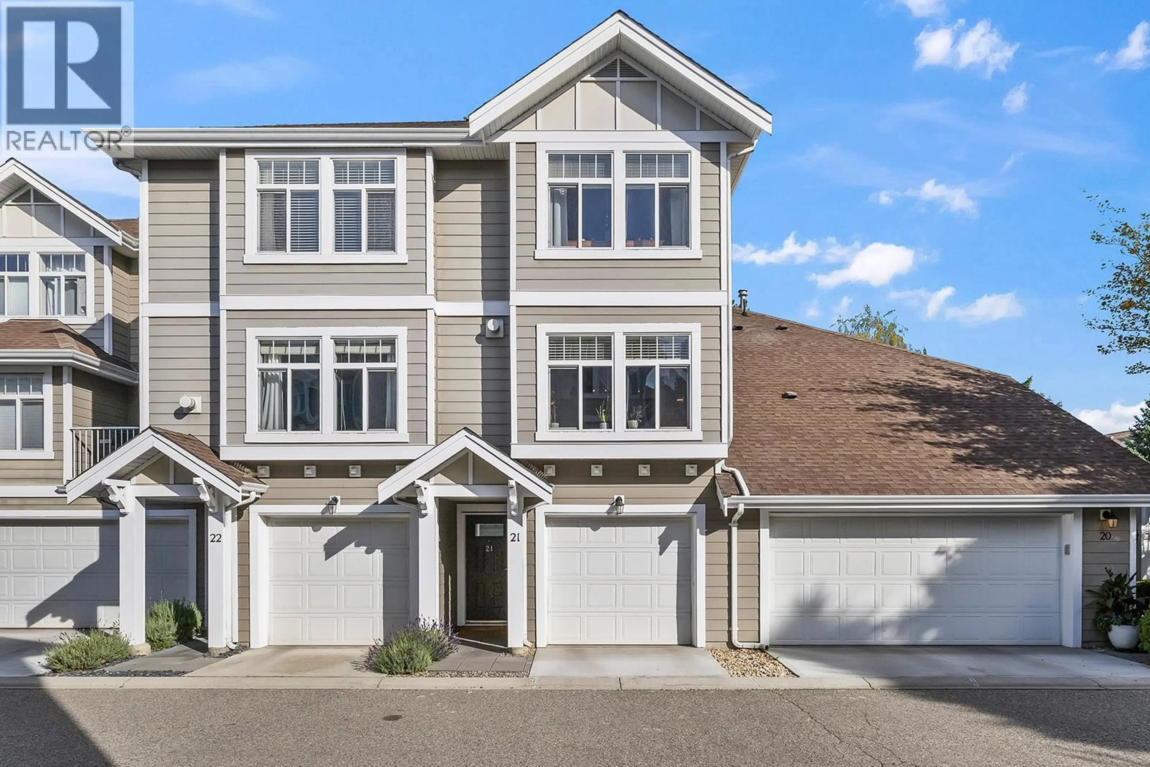 Home with vinyl exterior material, street for 21 - 1853 PARKVIEW CRESCENT, Kelowna British Columbia V1X8A3