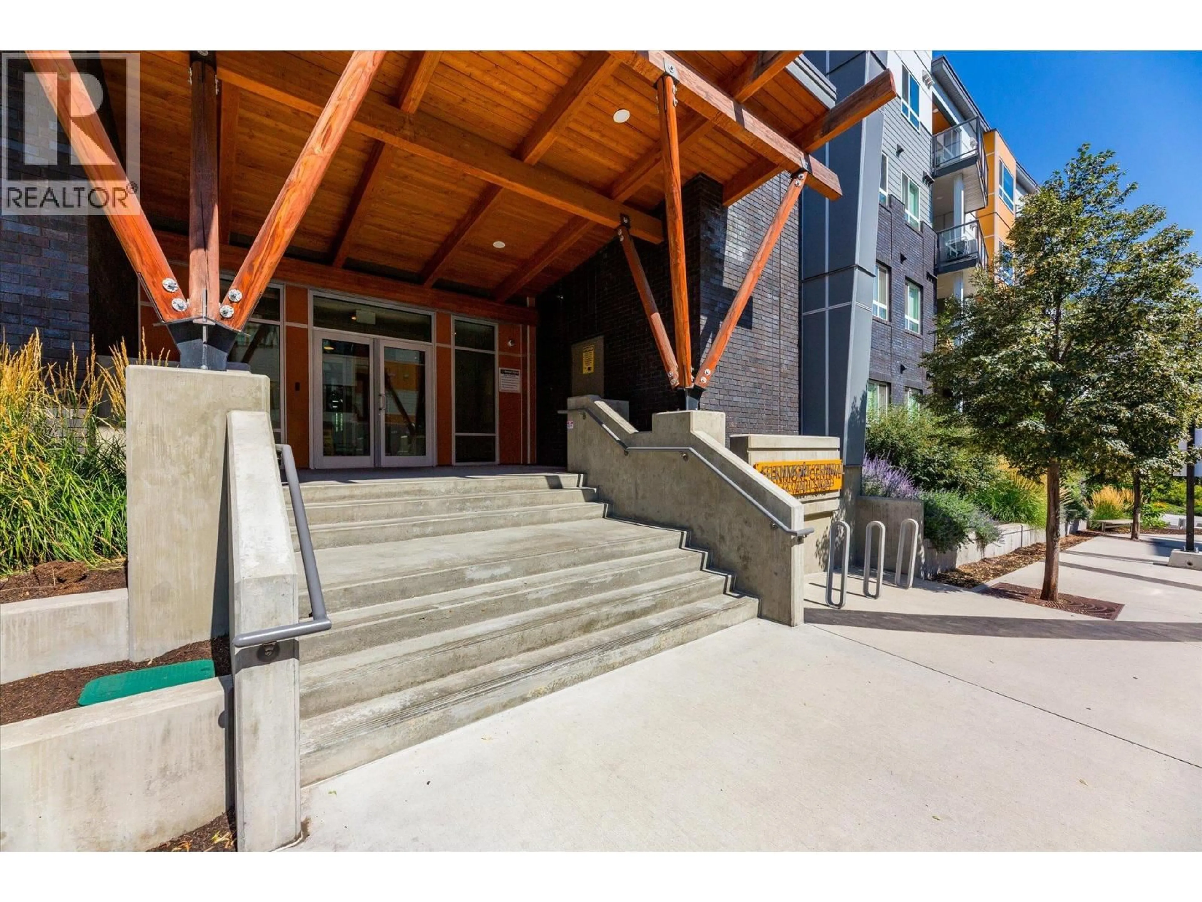 Indoor foyer for 210 - 722 VALLEY ROAD, Kelowna British Columbia V1V0E2