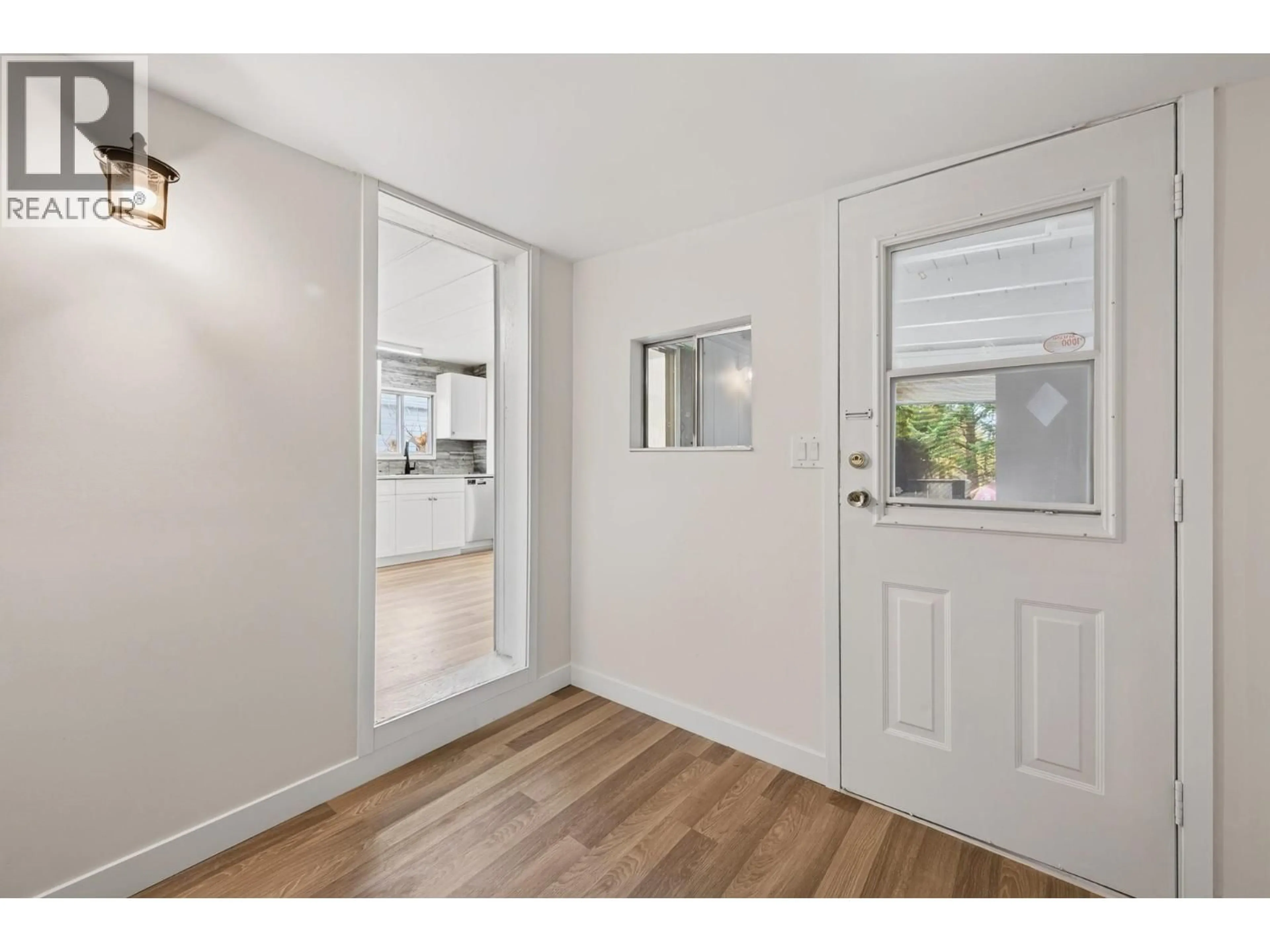 Indoor entryway for 19 - 130 STATION ROAD, Kamloops British Columbia V2H0B2