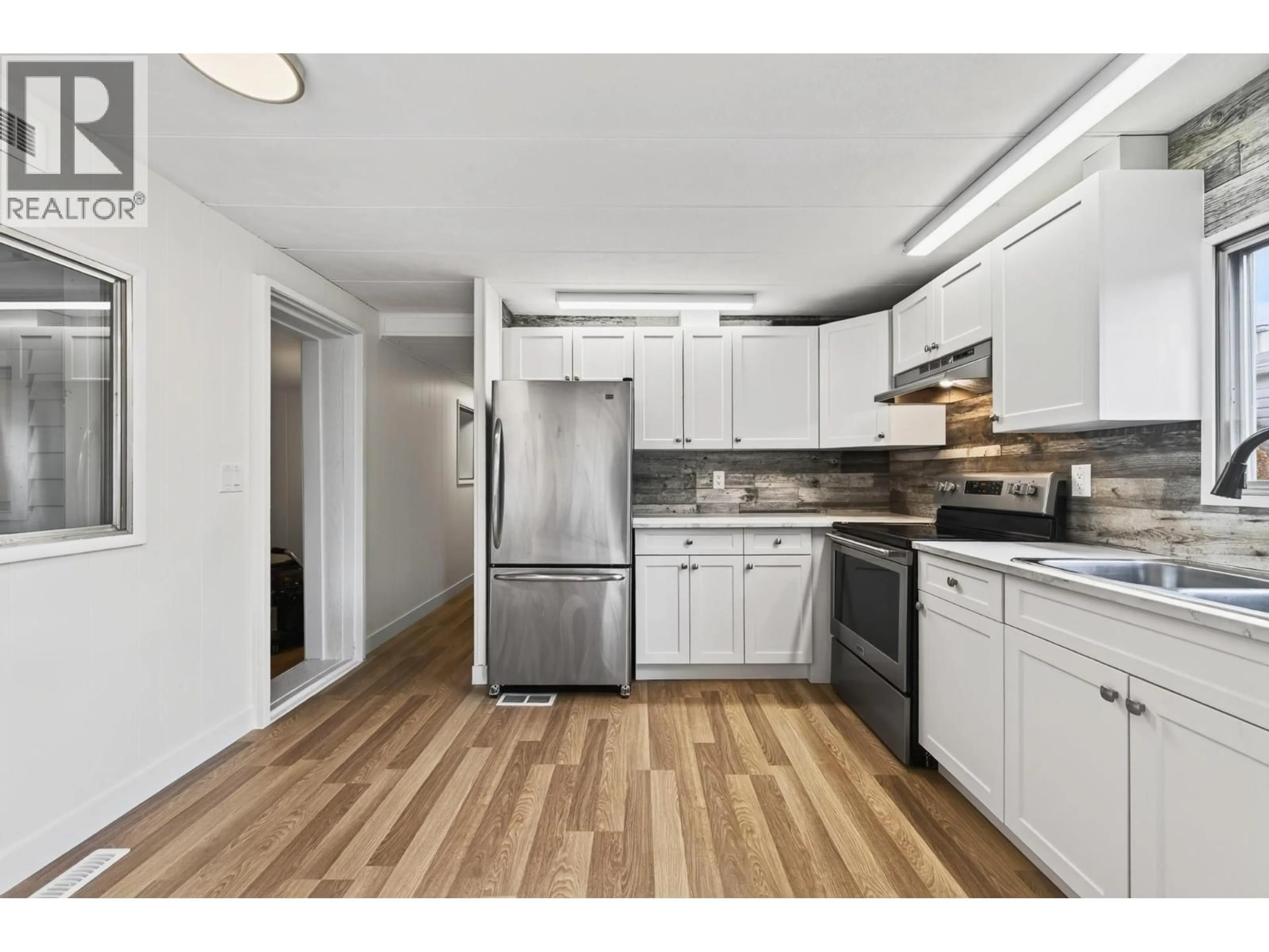 Standard kitchen, wood/laminate floor for 19 - 130 STATION ROAD, Kamloops British Columbia V2H0B2
