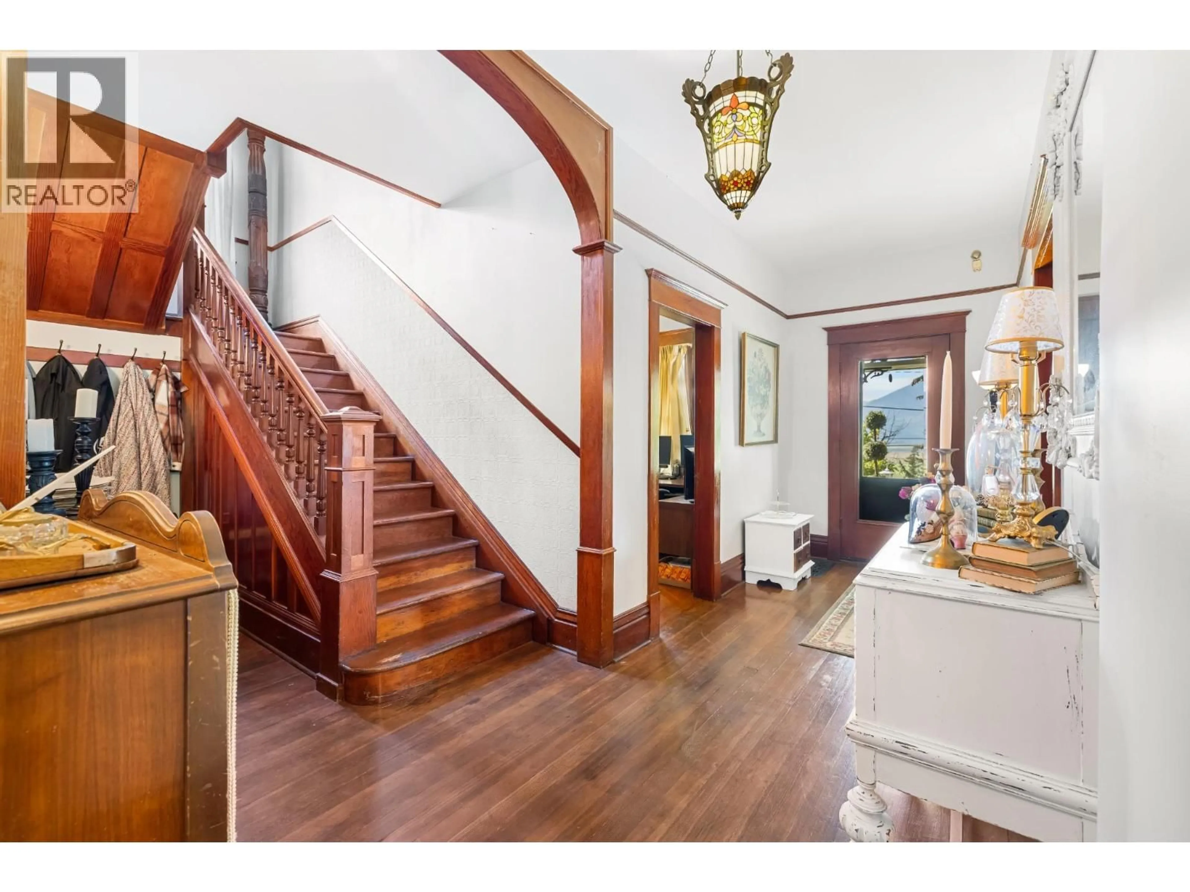 Indoor foyer for 330 NORTHWEST BOULEVARD, Creston British Columbia V0B1G4