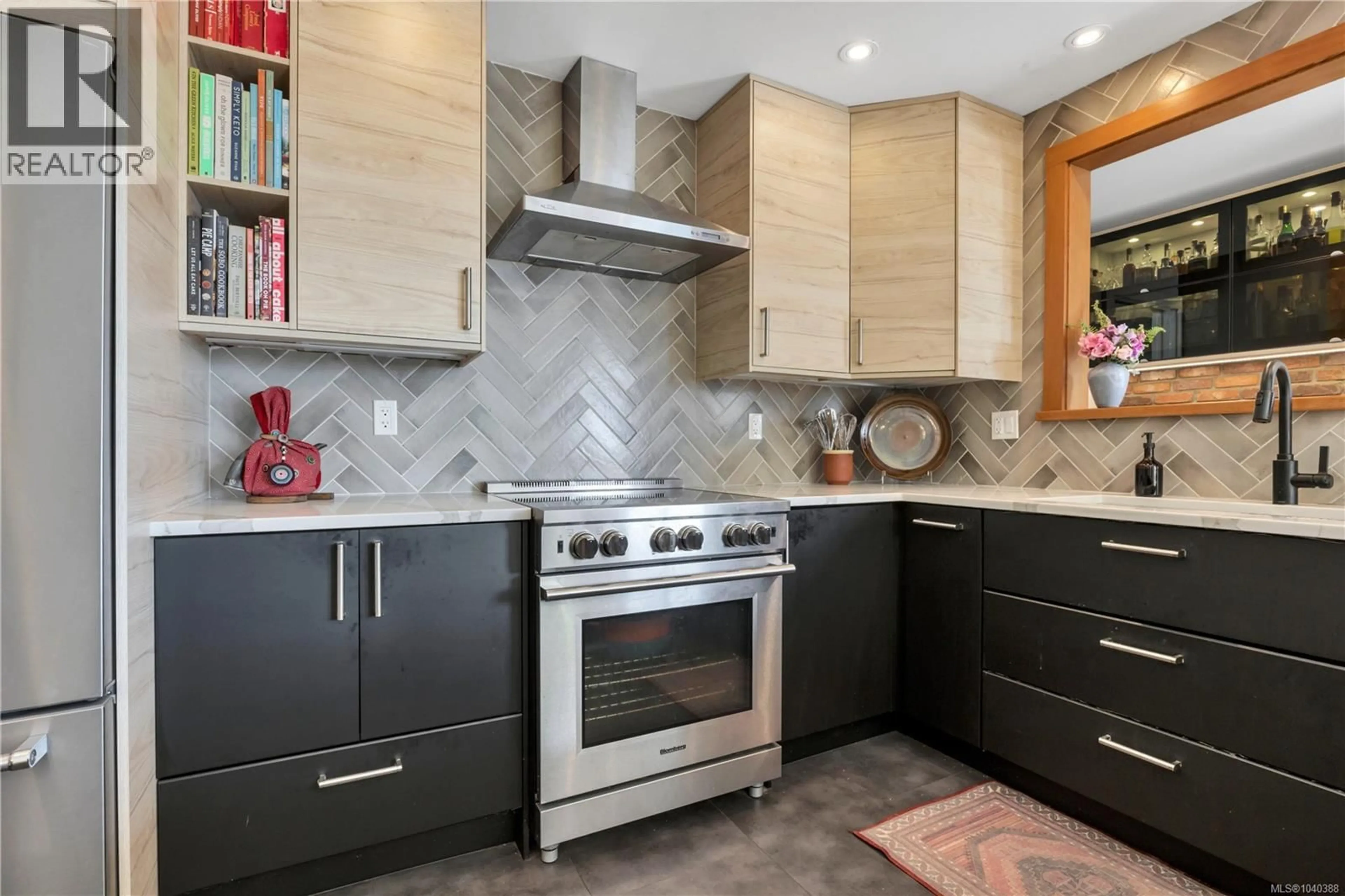 Contemporary kitchen, ceramic/tile floor for 1116 2ND AVENUE, Ladysmith British Columbia V9G1A6