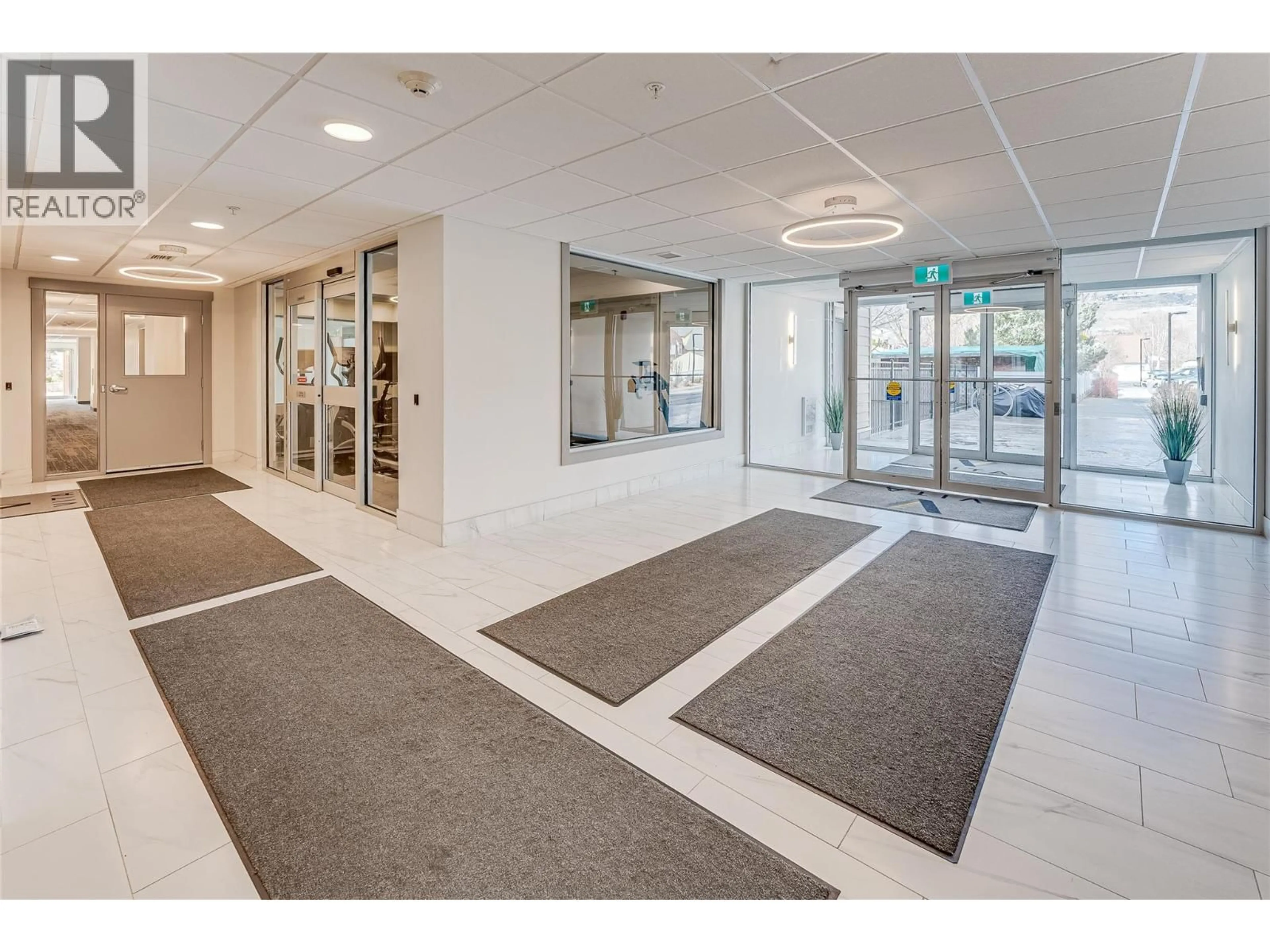 Indoor foyer for 321 - 2555 LAKESHORE ROAD, Vernon British Columbia V1H1M9