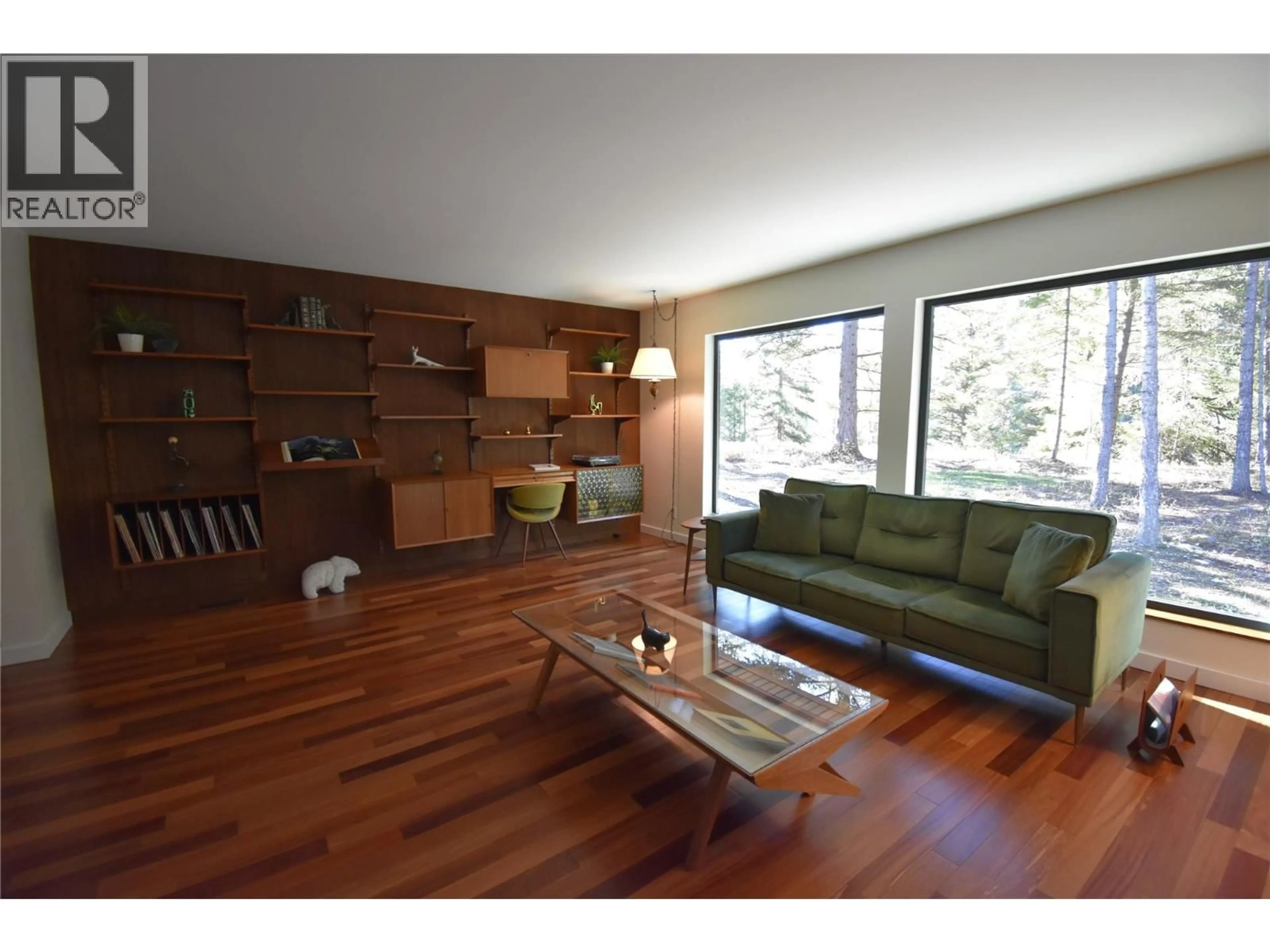 Living room with furniture, wood/laminate floor for 1025 KELLY DRIVE, Shoreacres British Columbia V1N4P5