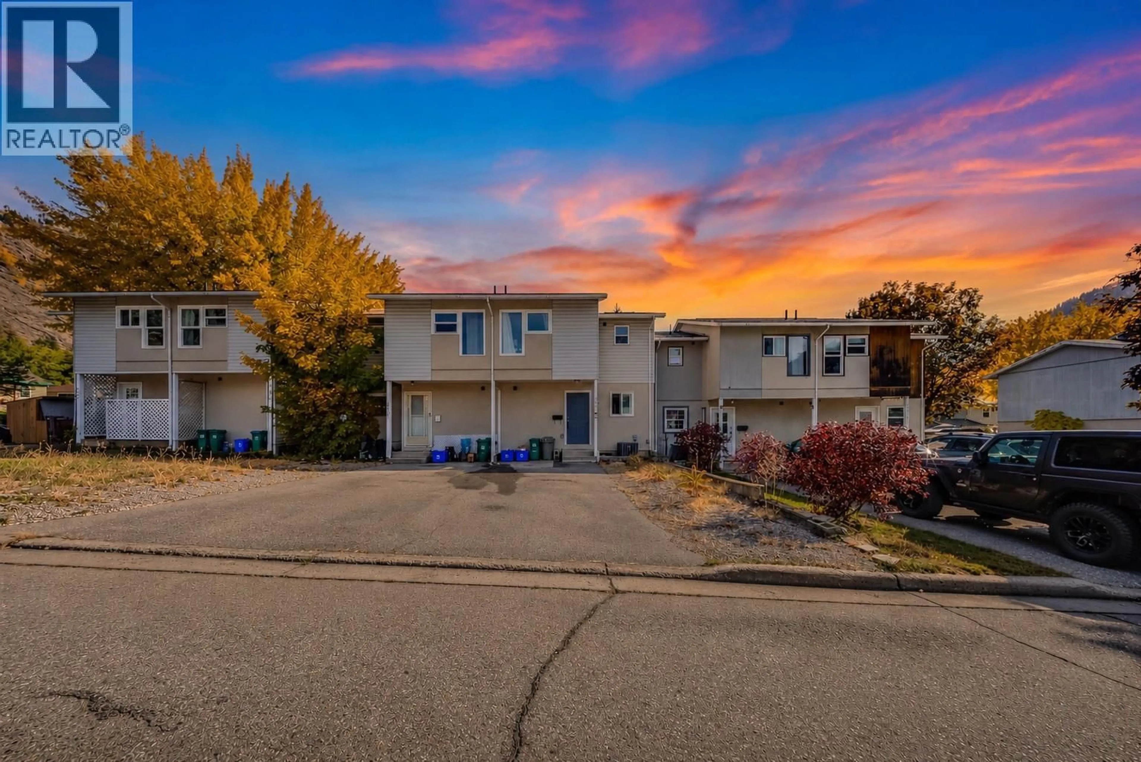 A pic from outside/outdoor area/front of a property/back of a property/a pic from drone, street for 3307 LAUREL CRESCENT, Trail British Columbia V1R4M6
