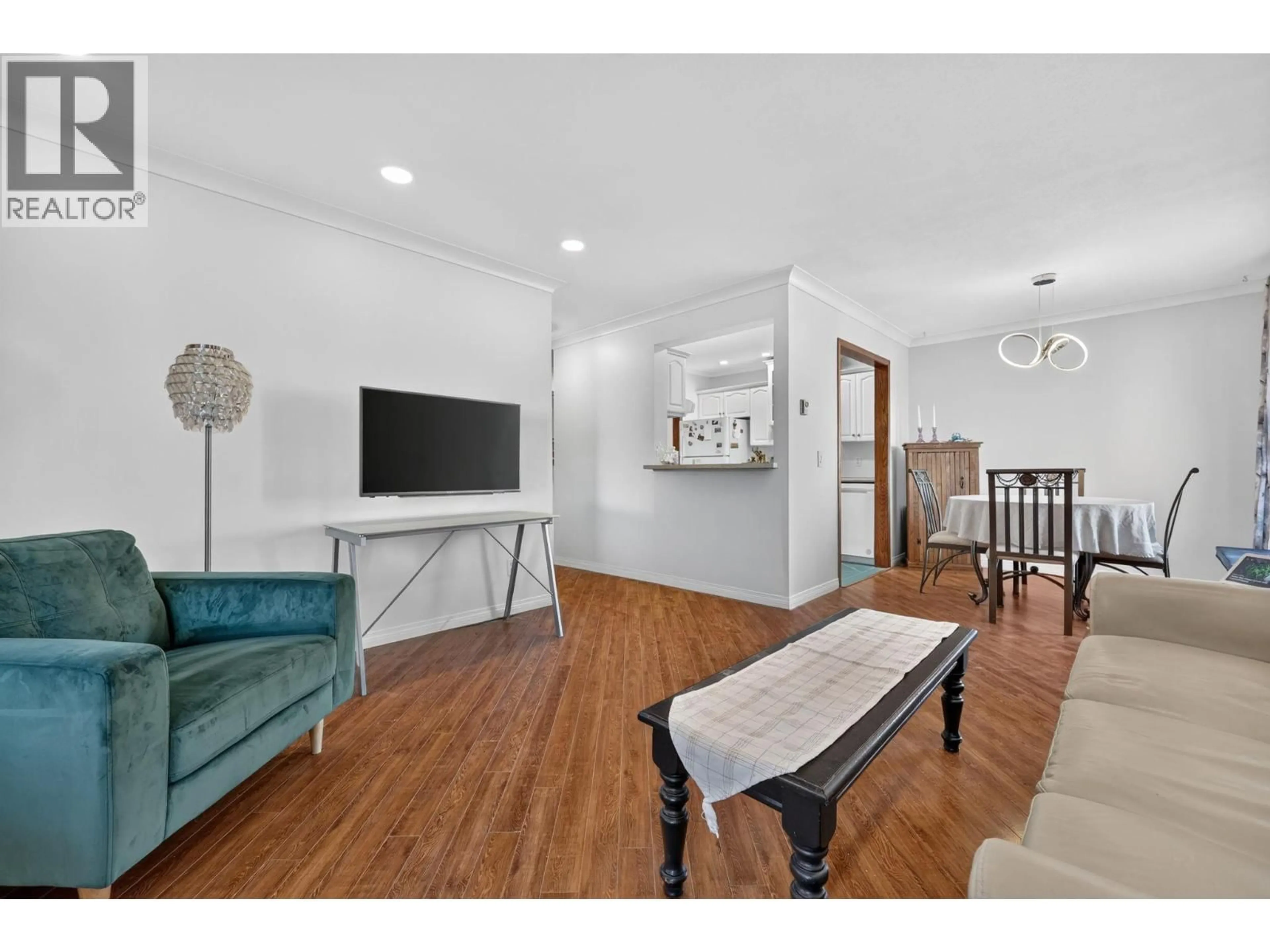 Living room with furniture, wood/laminate floor for 306 - 669 HOUGHTON ROAD, Kelowna British Columbia V1X7L3