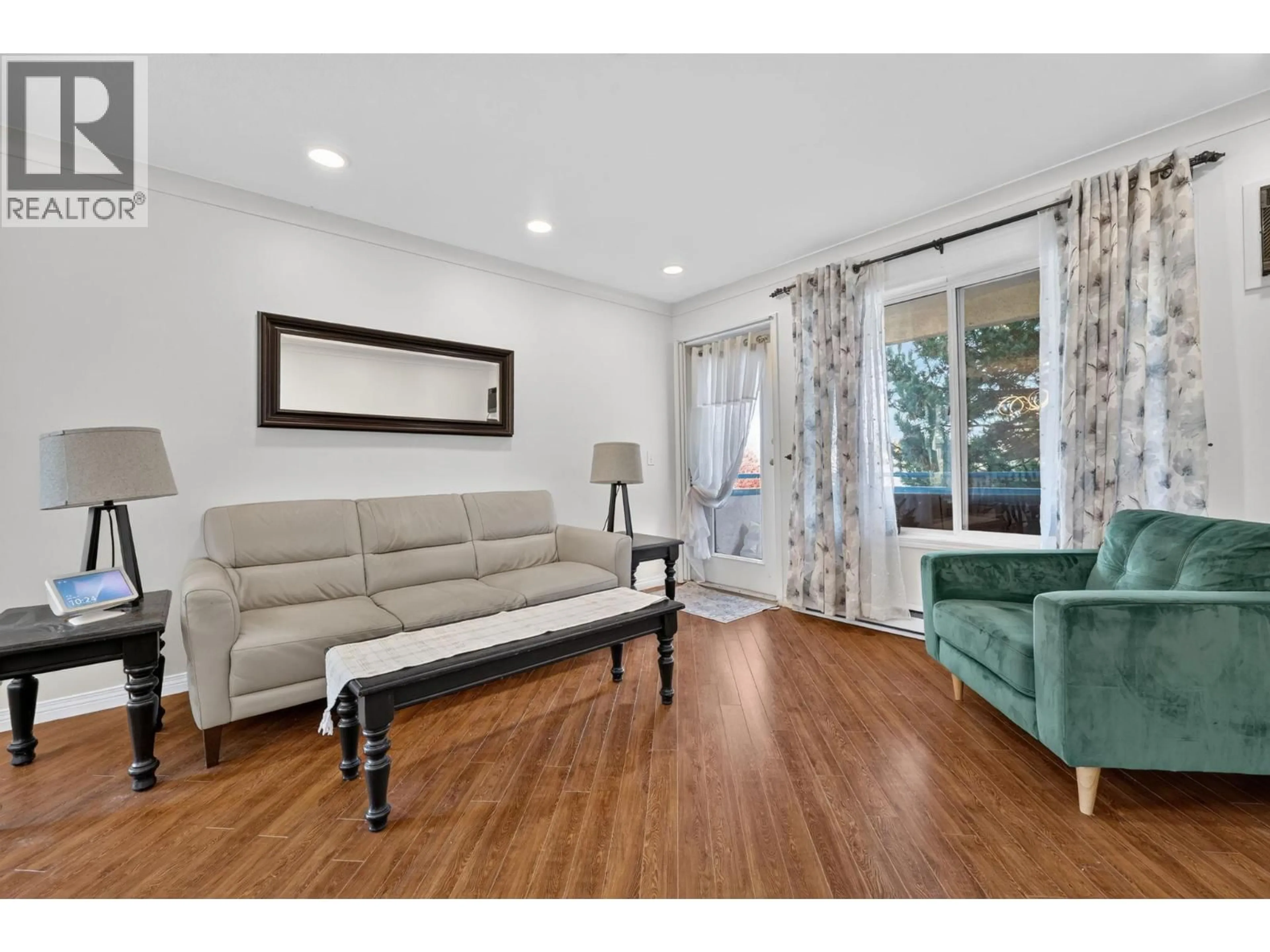 Living room with furniture, wood/laminate floor for 306 - 669 HOUGHTON ROAD, Kelowna British Columbia V1X7L3