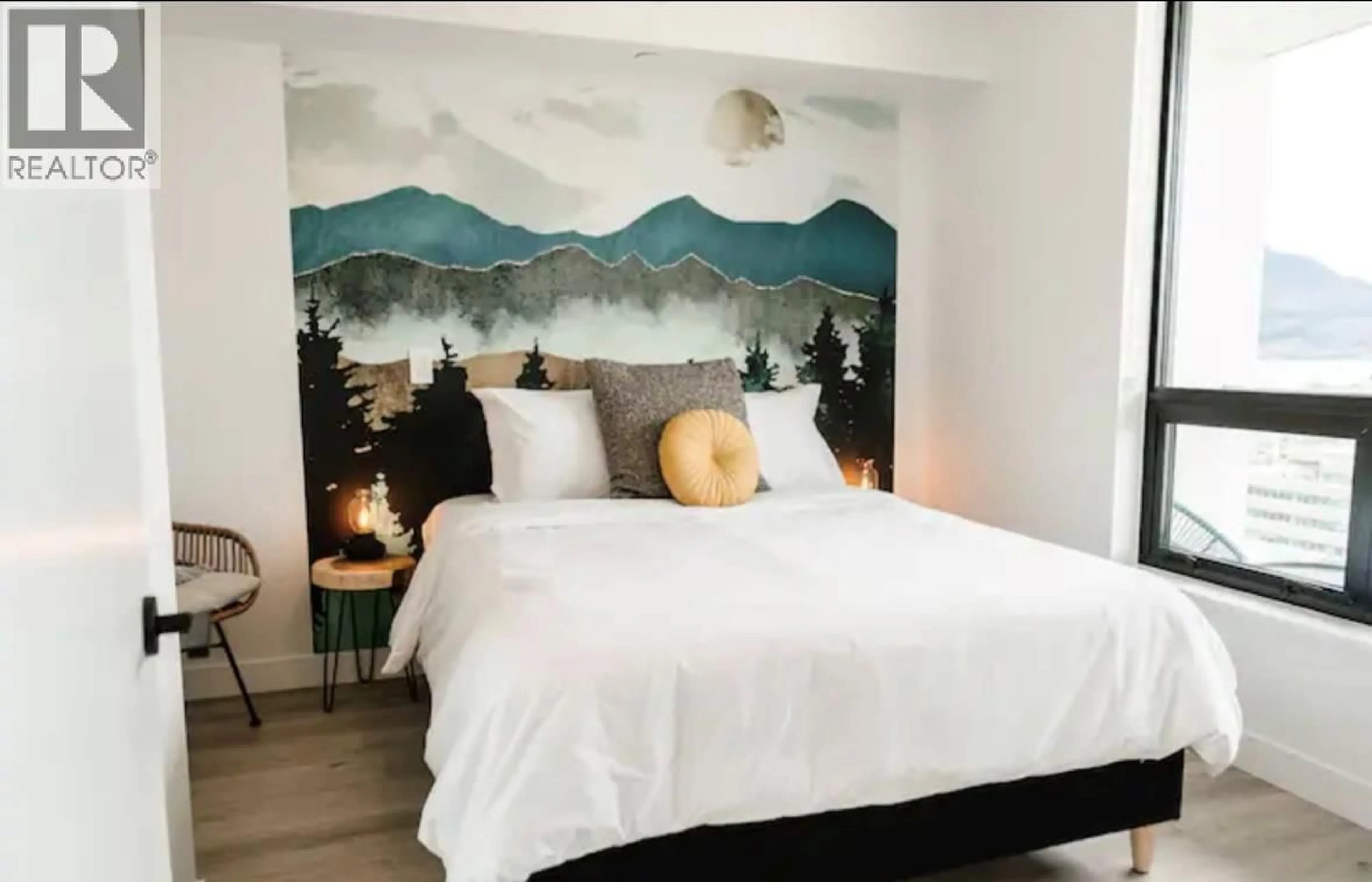 Bedroom with bed, wood/laminate floor for 1409 - 1471 ST PAUL STREET, Kelowna British Columbia V1Y2E4