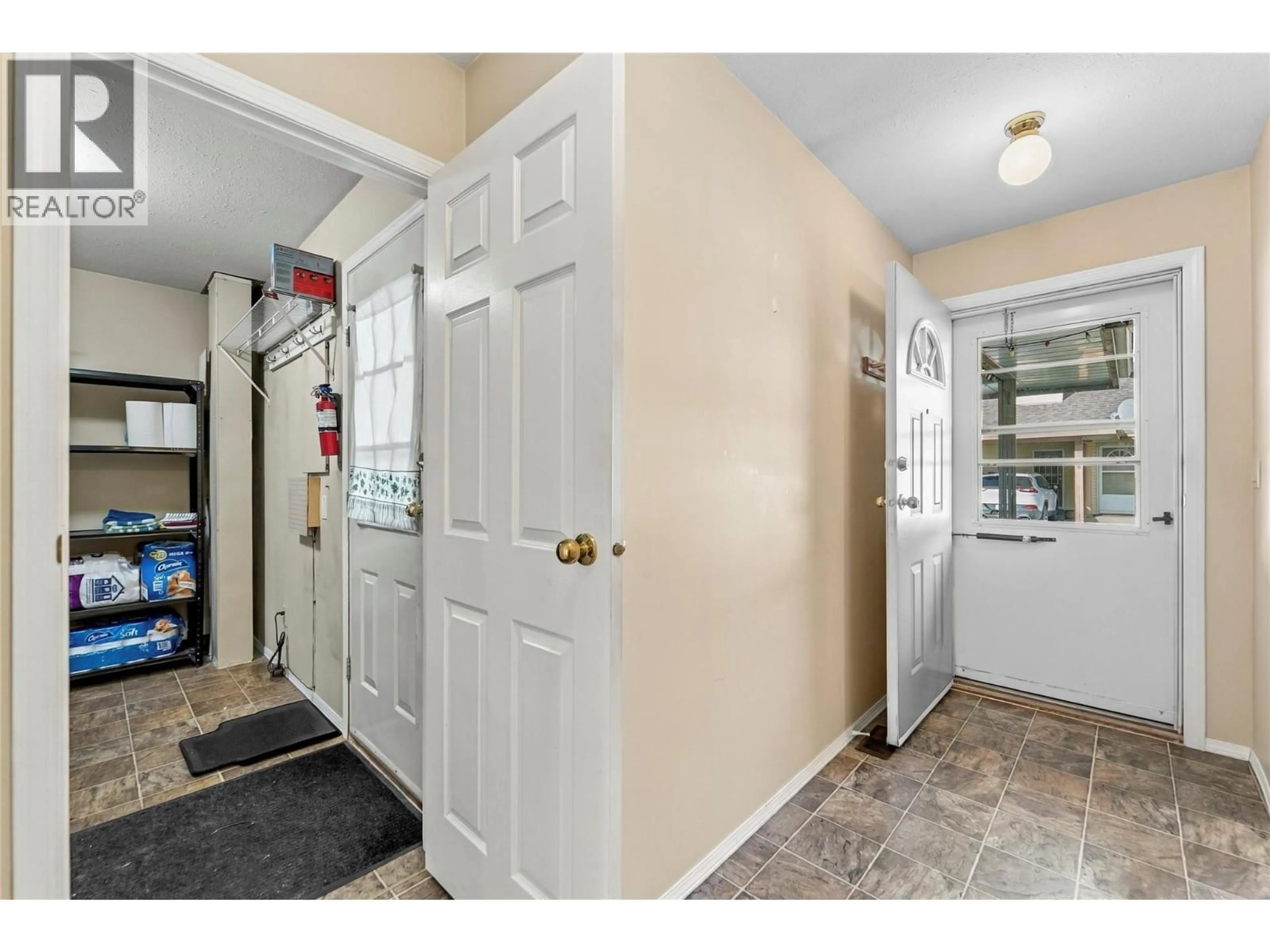 Indoor entryway for 5 - 1717 GRANITE AVENUE, Merritt British Columbia V1K1B8