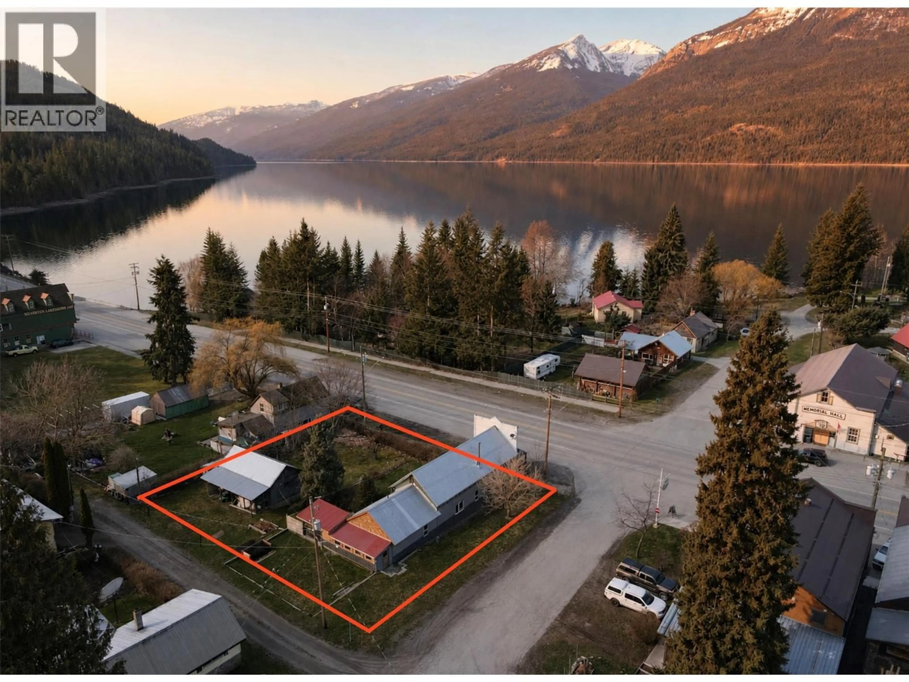 A pic from outside/outdoor area/front of a property/back of a property/a pic from drone, water/lake/river/ocean view for 124 LAKE AVENUE, Silverton British Columbia V0G1S0