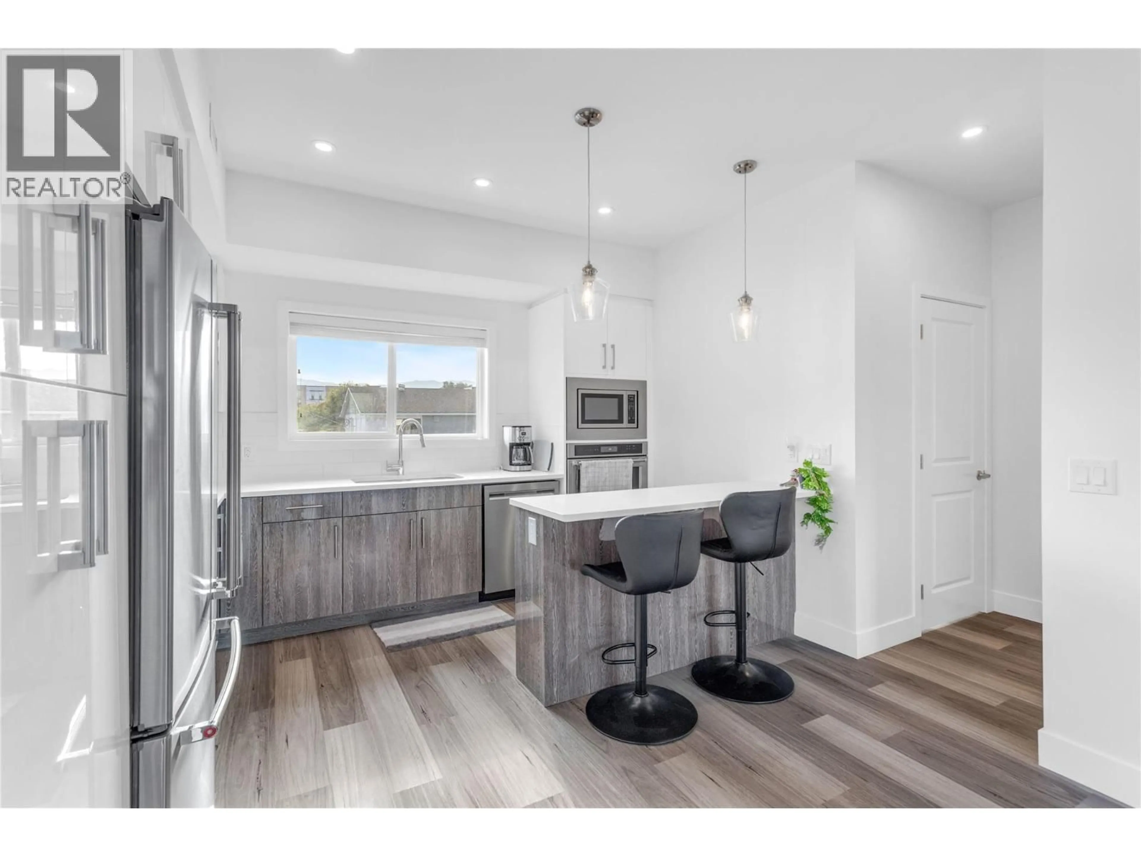 Open concept kitchen, wood/laminate floor for 7 - 701 MORRISON AVENUE, Kelowna British Columbia V1Y5E6