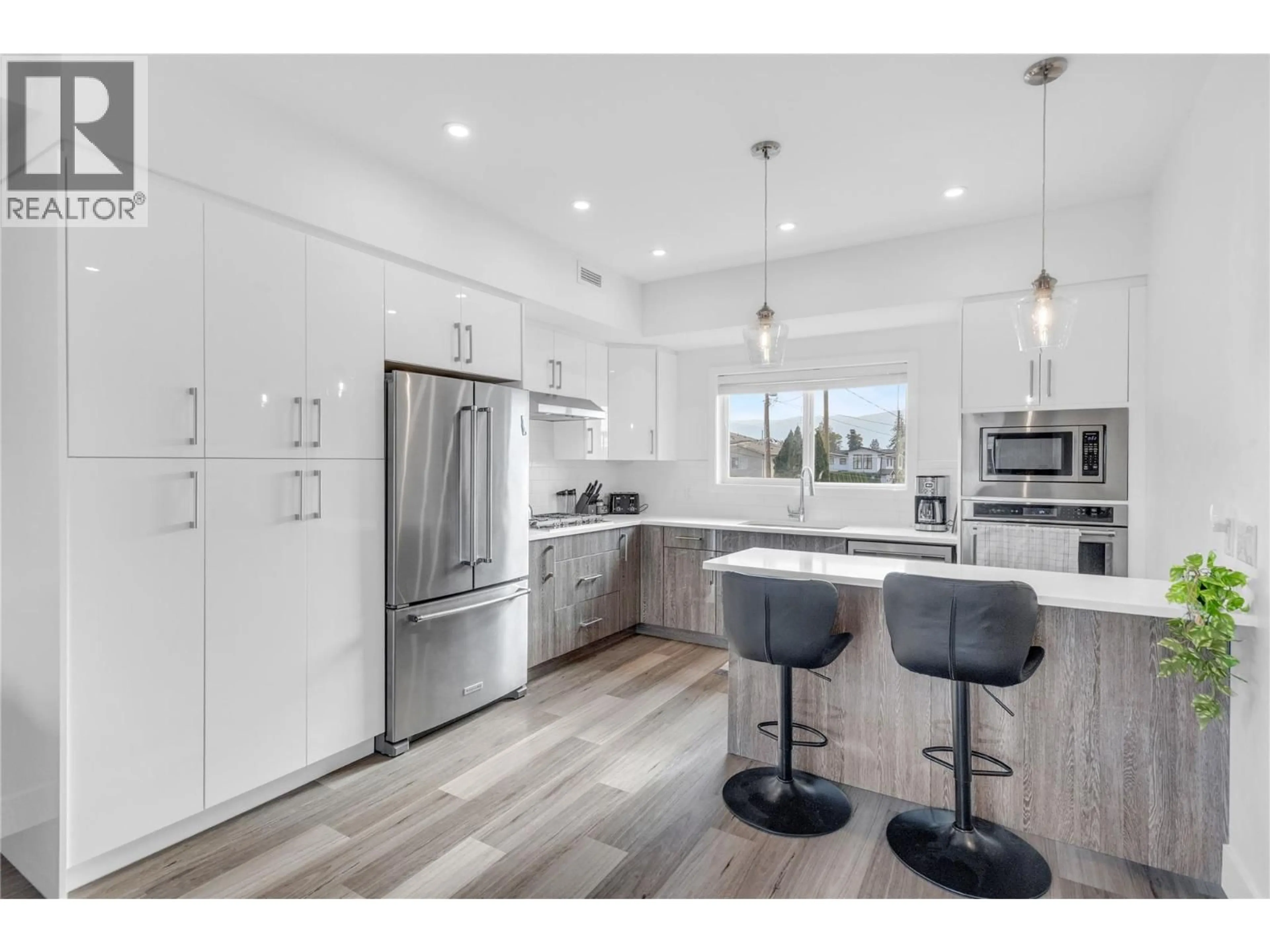 Open concept kitchen, wood/laminate floor for 7 - 701 MORRISON AVENUE, Kelowna British Columbia V1Y5E6