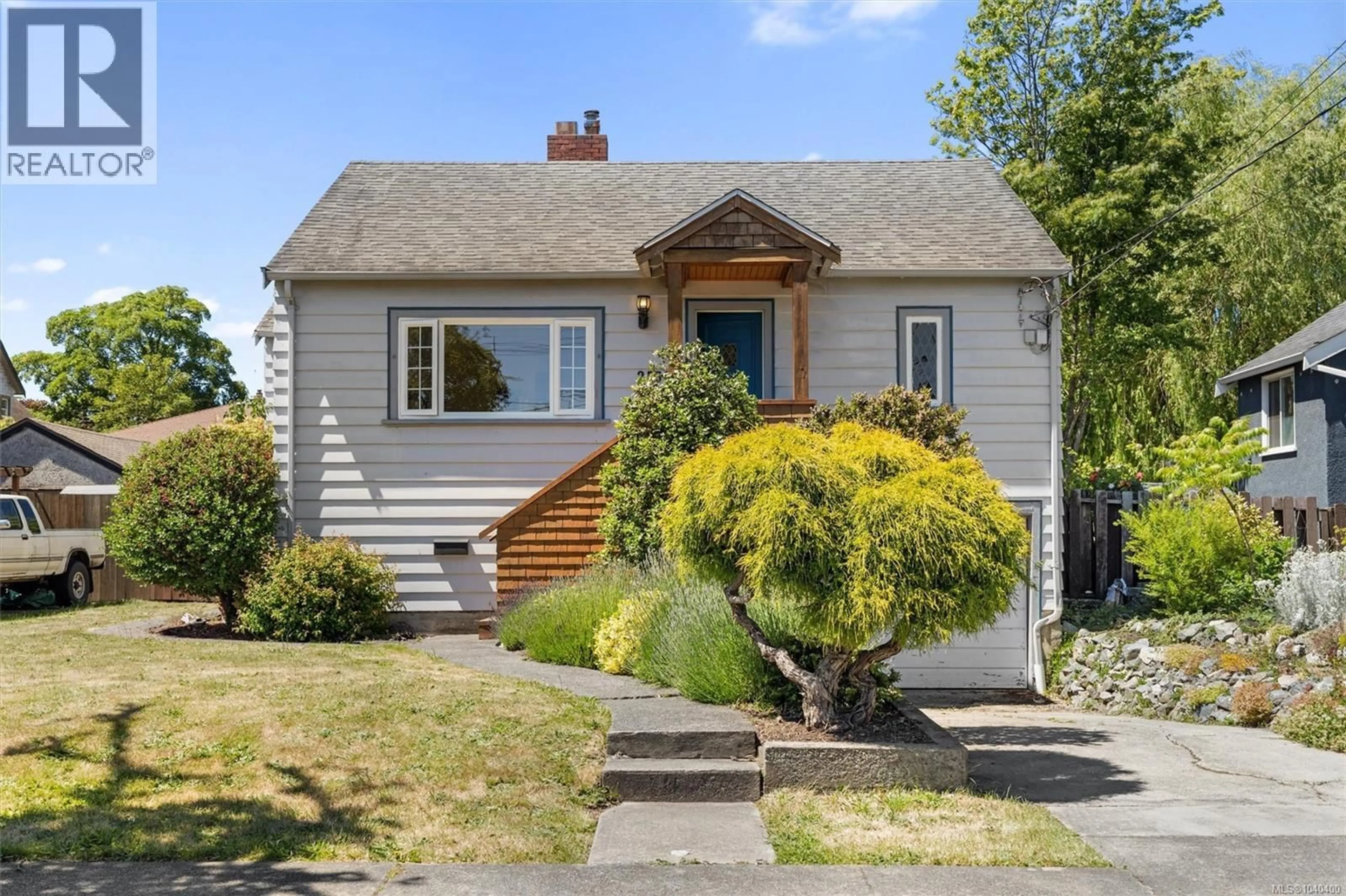 Home with vinyl exterior material, street for 2530 BLACKWOOD STREET, Victoria British Columbia V8T3W1