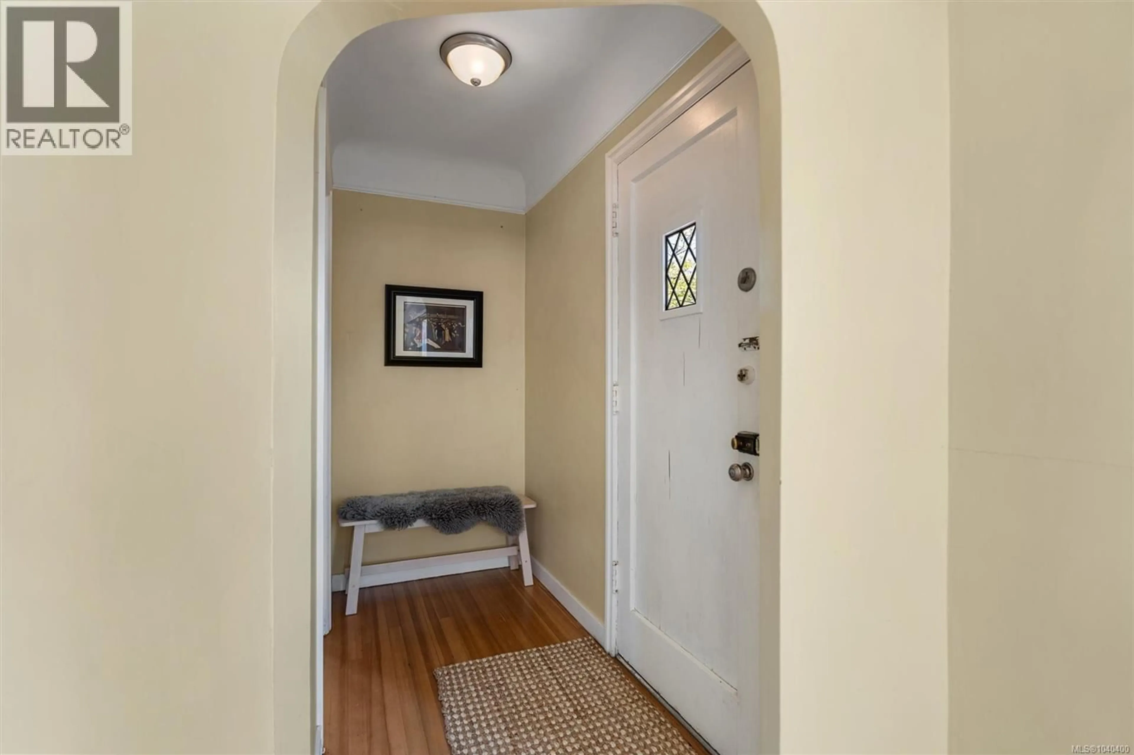 Indoor entryway for 2530 BLACKWOOD STREET, Victoria British Columbia V8T3W1