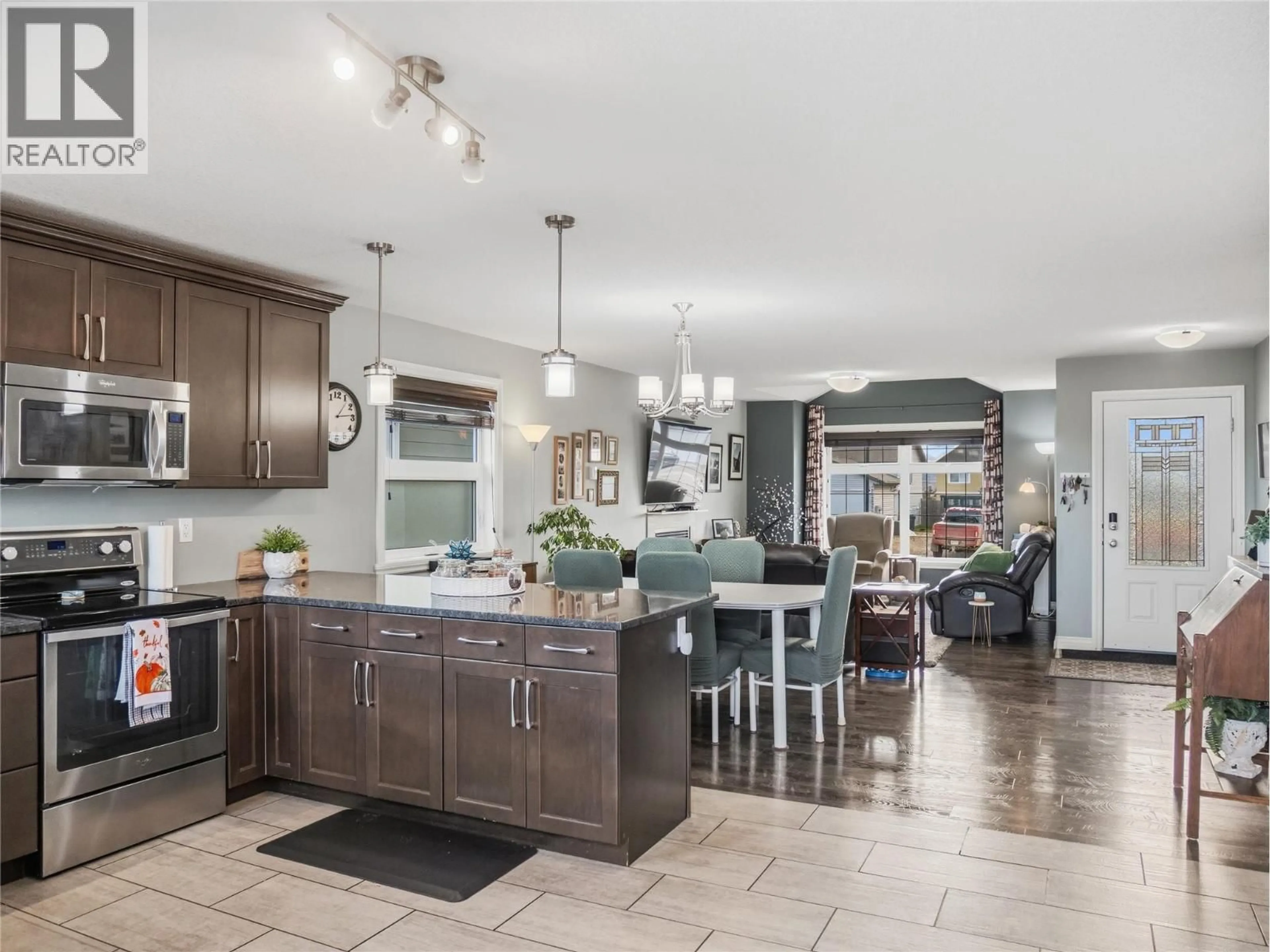 Open concept kitchen, ceramic/tile floor for 912 88 AVENUE, Dawson Creek British Columbia V1G0C9