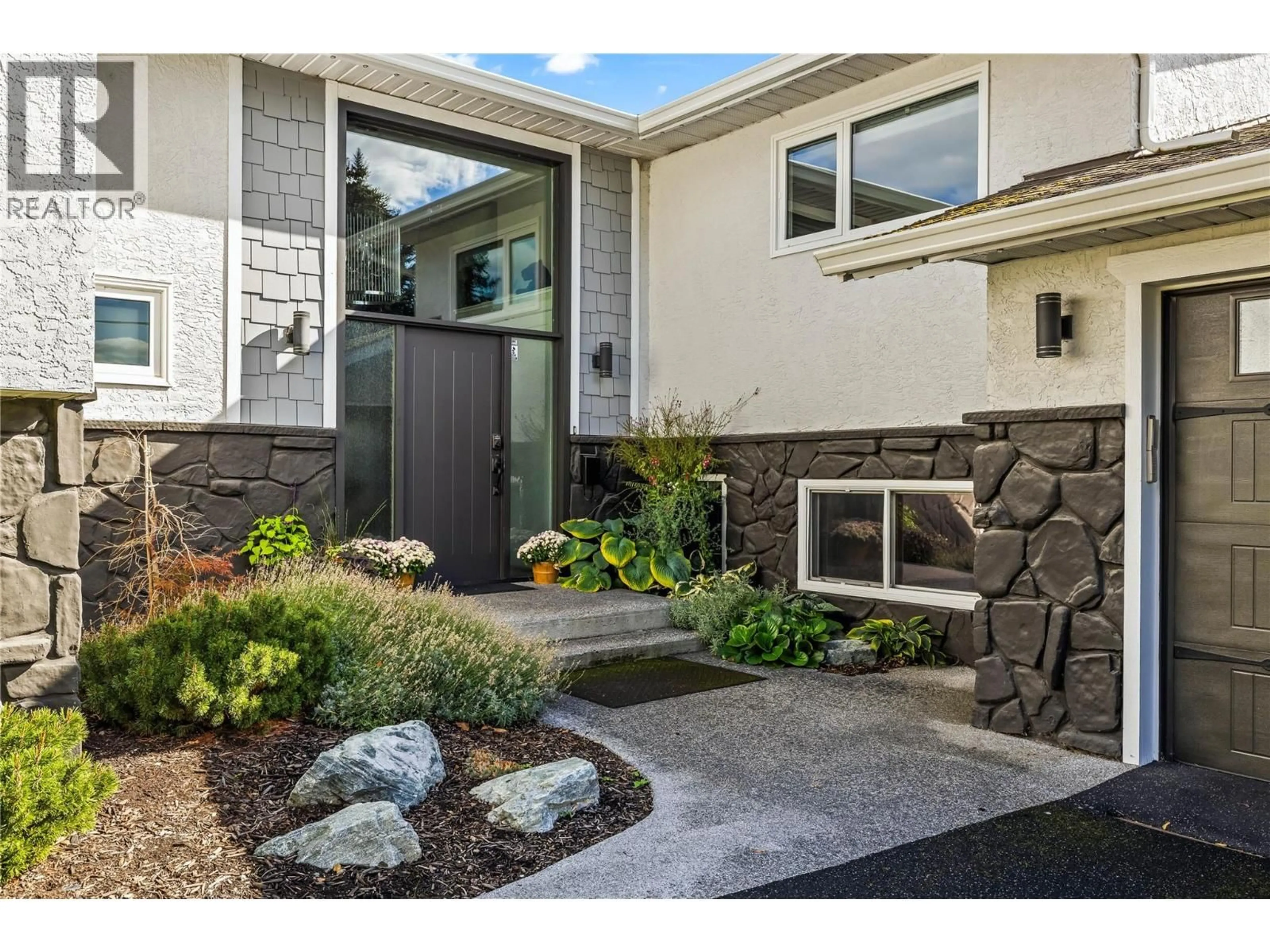 Indoor entryway for 771 TORRS ROAD, Kelowna British Columbia V1W1B4