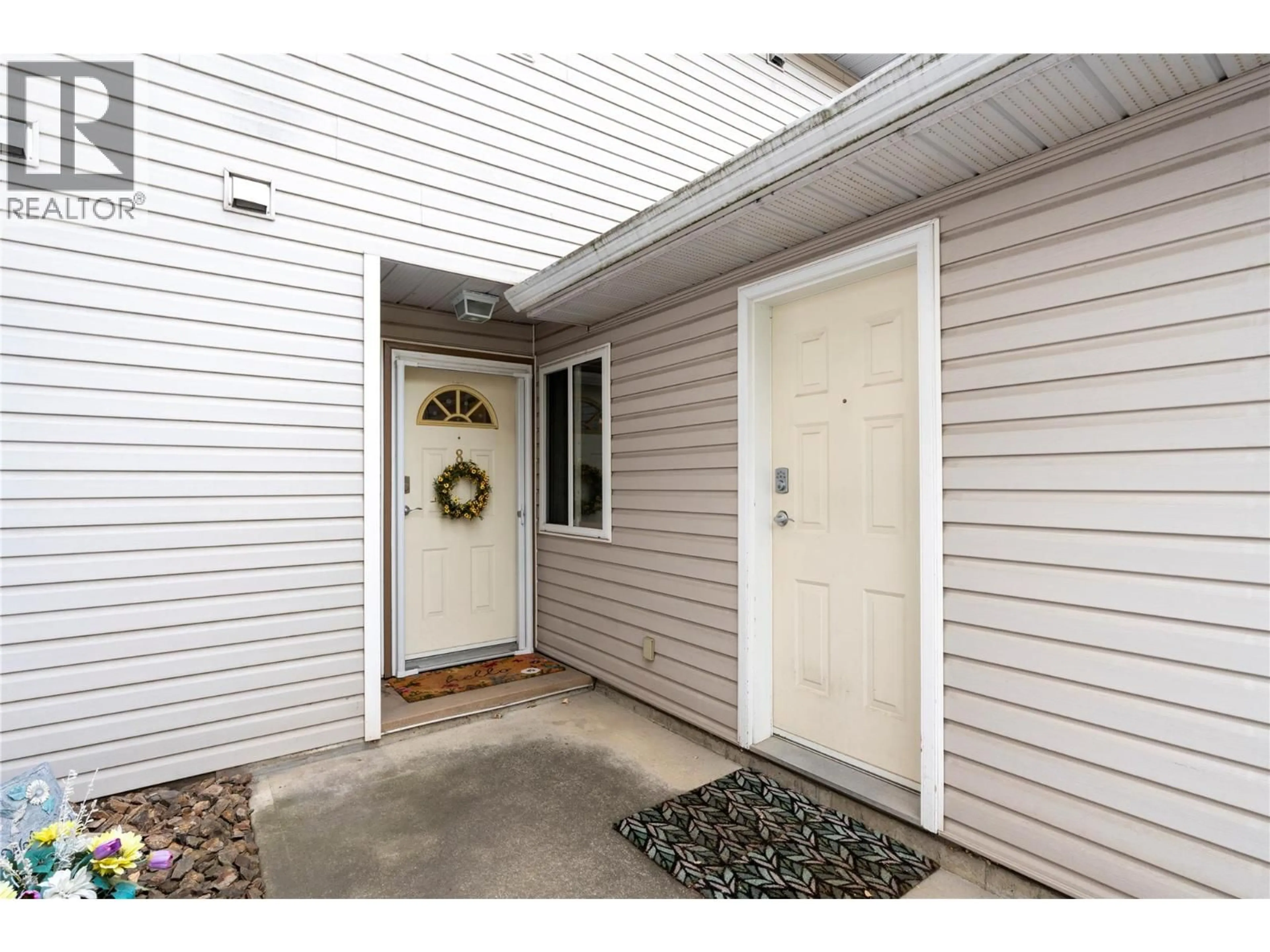 Indoor entryway for 8 - 4404 PLEASANT VALLEY ROAD, Vernon British Columbia V1T4M3