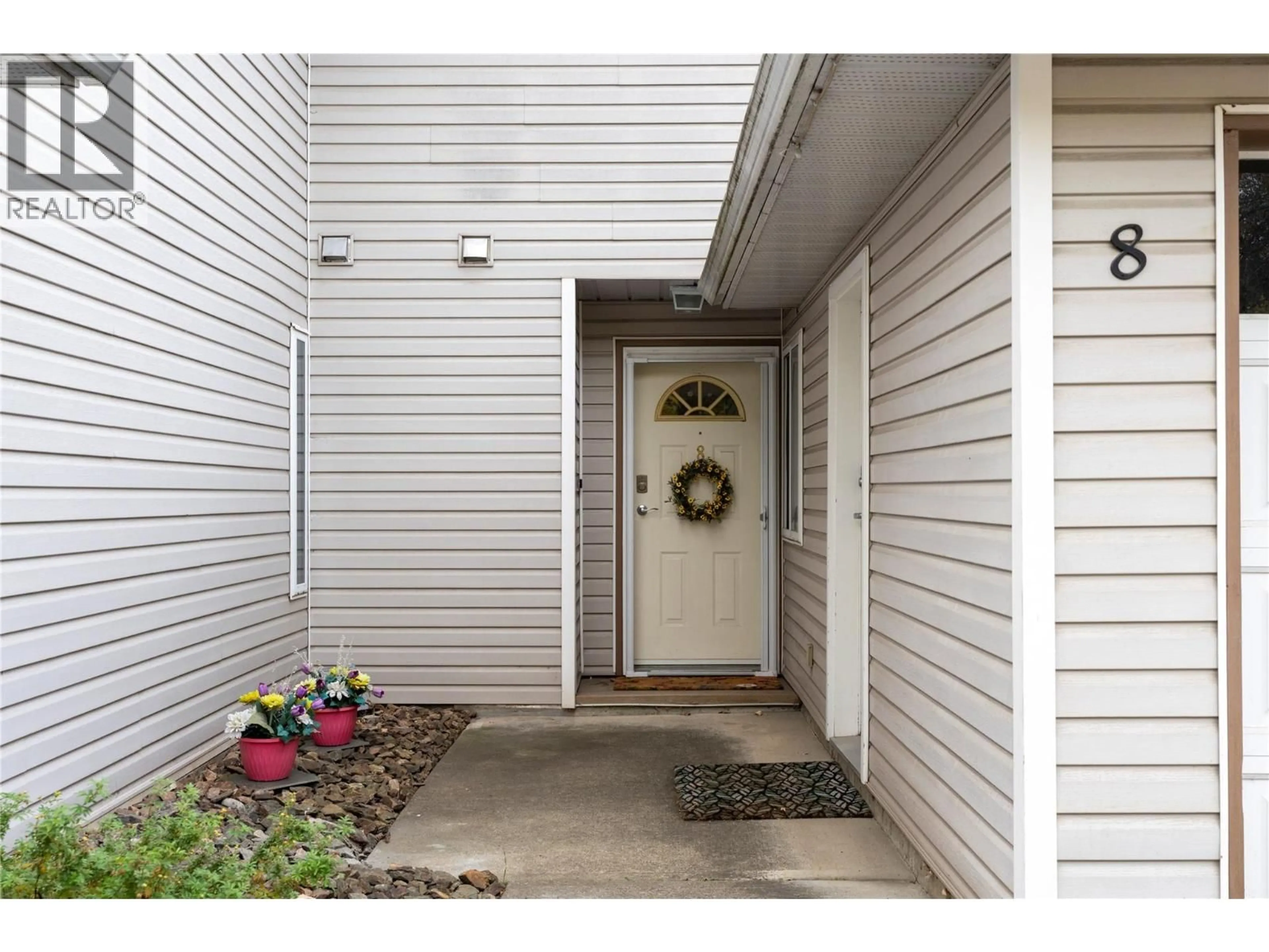 Indoor entryway for 8 - 4404 PLEASANT VALLEY ROAD, Vernon British Columbia V1T4M3