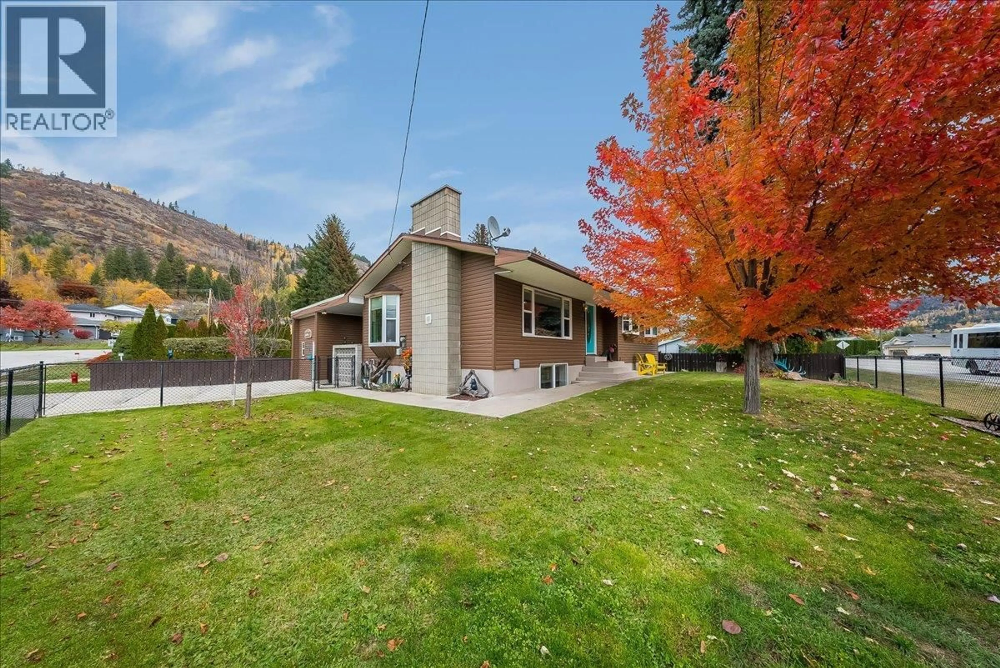 Patio, mountain view for 810 10TH AVENUE, Montrose British Columbia V0G1P0