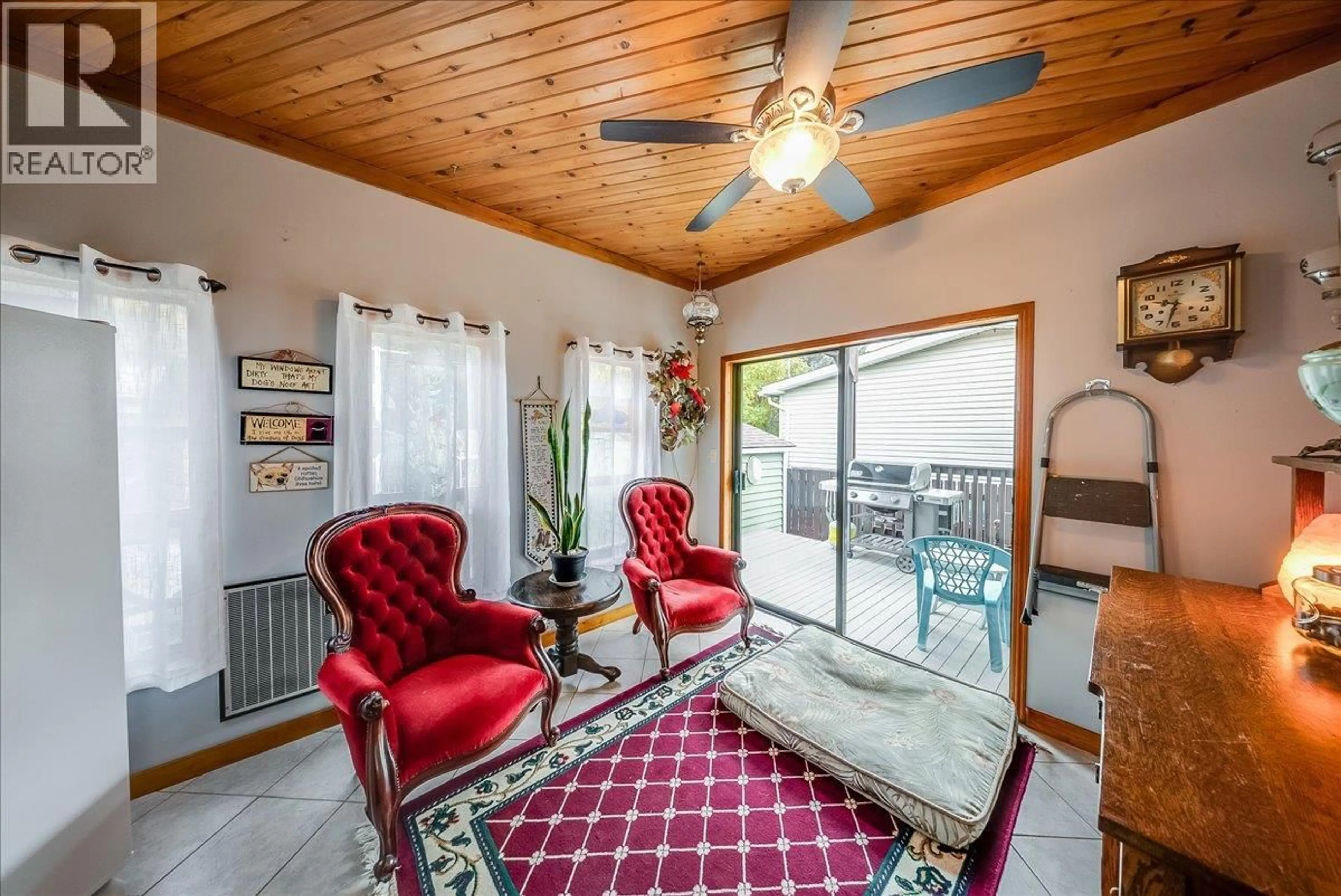 Living room with furniture, unknown for 810 10TH AVENUE, Montrose British Columbia V0G1P0