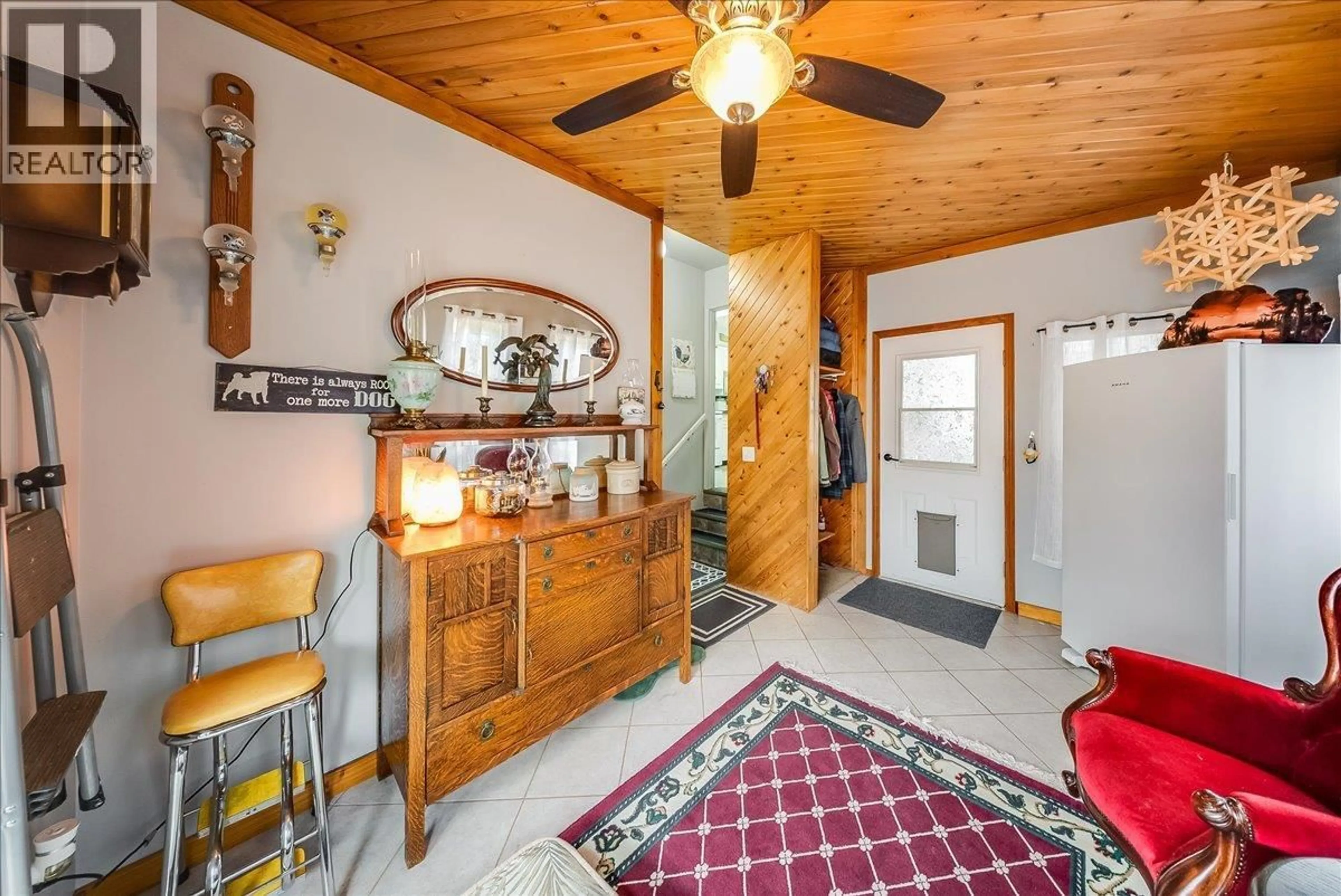 Indoor entryway for 810 10TH AVENUE, Montrose British Columbia V0G1P0